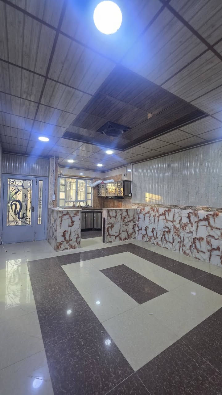 الدار للايجار 
الموقع الموصل حي المحاربين 
المساحة ٢٠٠ متر 
البناء طابقين 
الطابق الاول مطبخ واستقبال وصاله وغرفتين نوم وحمام وتواليت 
الطابق الثاني يحتوي على ٣ غرف نوم وصاله وحمام وتواليت وبيتونه 
سعر الإيجار ٦٠٠ الف 
للاتصال على الرقم ***********
او التواصل على الخاص 
مكتب نون لتجارة العقارات الكائن في حي المصارف مقابل مسبح الابراج قرب مطعم قصر السلطان
 اوقات الاتصال من الساعة العاشرة صباحا وحتى الساعة التاسعة مساء
