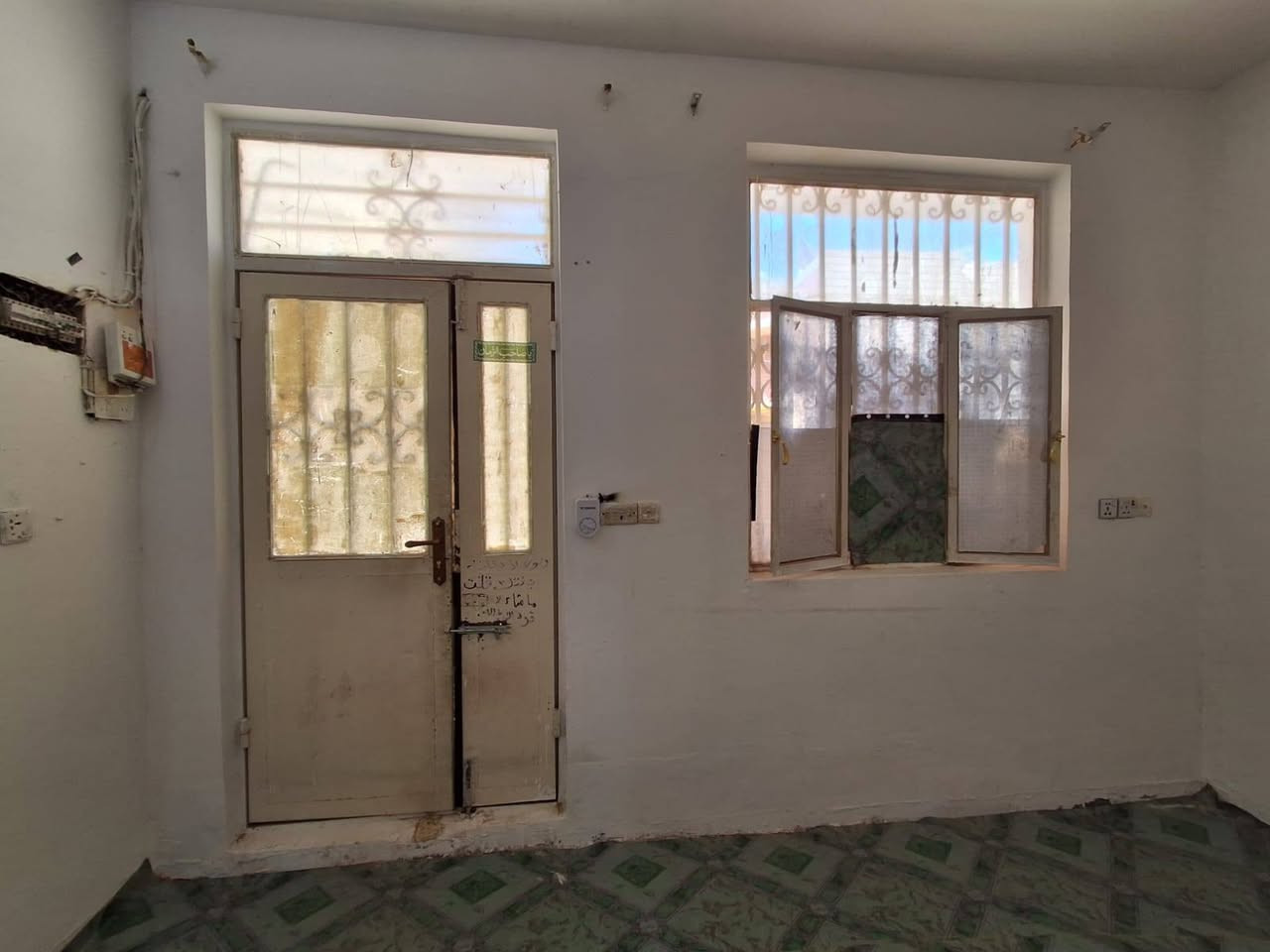 السلام عليكم بيت ٥٠ متر طابق واحد للايجار باب اطويرج مقابيل جامع الحسني بل فرع سعر الإيجار ٣٥٠ للاستفسار الاتصال على الرقم الهاتف *********** او *********** مكانه كربلاء
