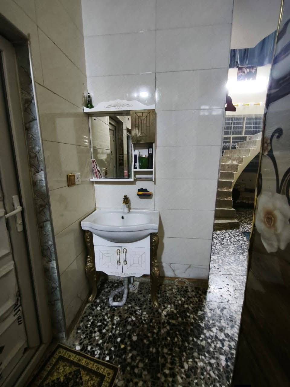 سلام عليكم بيت للبيع طابو ملك صرف منطقه بغداد الحسينيه  قرب شارع الحشد وقرب شارع ابو سمير. المساحه  120 واقع حال 140 متر السعر 130 وبي مجال  رقم الهاتف موجود واتساب. ***********
