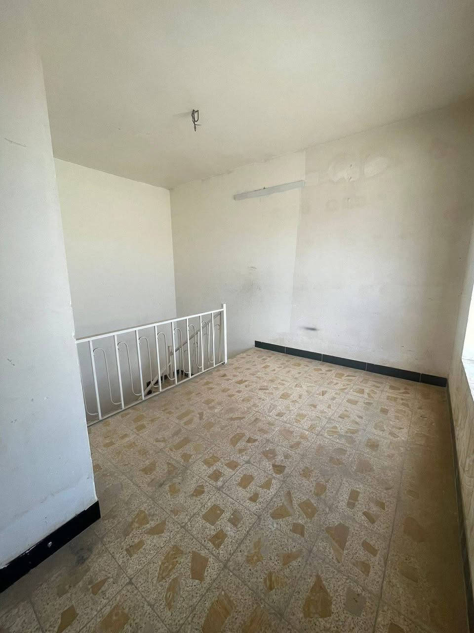 بيت للايجار بشارع ٦٠ يم حراير مجمع اليرموك مكون من ٣ غرف نوم كبار وهول ومجموعه صحيه ومطبخ مابيه كراج السعر ٣٠٠ الف قفل للاستفسار التواصل واتساب ***********
