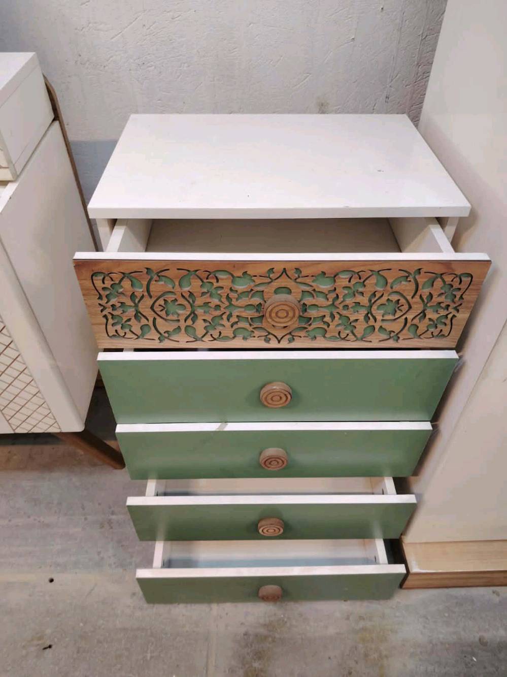 غرفة نوم مستعملة🇹🇷
 نضافة90 ٪💯
عدد القطع / 10 
نضام / أسلايت +باب إضافي 💢
شازلون / مخزن 📥 سرير مخزن🤌
سعرها 800💸
شد ونقل داخل بغداد مجاني🚛
يوجود توصيل محافضات 🚛