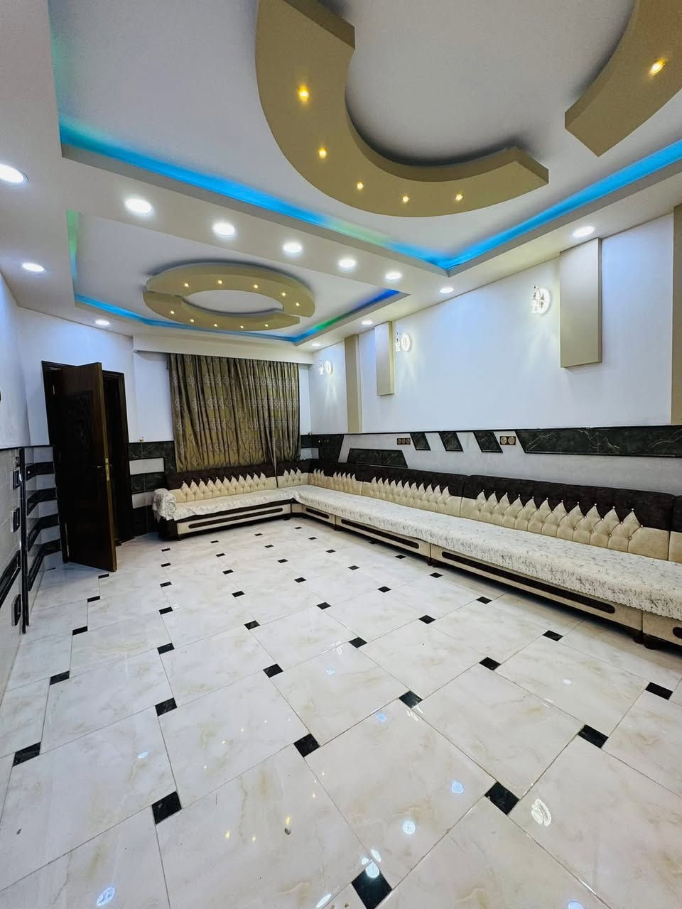 للبيع 
#عقارات_مملكة_الخير 
دار للبيع في حي الحدباء مع الاثاث 
المساحة 130 متر ركن استلام فوري بناء حديث فول   
 سند طابو سكني ملك صرف  
طابقين اربعة غرف نوم وهول واستقبال ومطبخ وصحيات ونضام دكتات اتجاه شروق تام 
للإستفسار اكثر الإتصال
***********
*********** 
***********‏‪
او مراجعة مكتب مملكة الخير للعقار الكائن في سايدين  البحرين قرب قاعة الفخامة للاعراس
