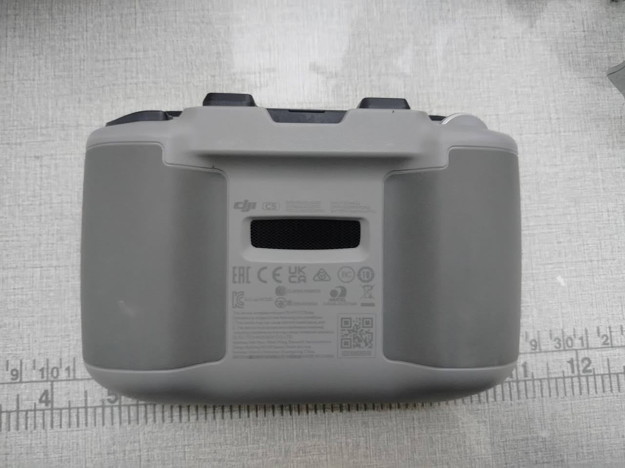 السلام عليكم متوفر درون Dji mnae 3 Combo للبيع   درون كومبو ثلاث بطاريه  درون معروف درون  واتساب ***********درون دي جي آي ميني 3 برو (DJI Mini 3 Pro)  يتميز بالعديد من المواصفات الرائعة، إليك بعضها:
- *الوزن*: 249 جرام
- *دقة الكاميرا*: 48 ميجابكسل، تصوير فيديو 4K HDR
- *مدى التحكم*: 12 كم
- *زمن الطيران*: يصل إلى 34 دقيقة
- *نظام النقل*: DJI O3
- *الاستقرار*: نظام استشعار قوي للعوائق
- *المزايا*:
- تصوير بانورامي 180 درجة
- تصوير 360 درجة
- نظام طيران ذكي APAS
- تصوير D-Cinelike لإعطاء نتائج جميلة
- خاصية Quick                    ملاحظة ... درون ما اطلع بدون اعتمادا او عربون
