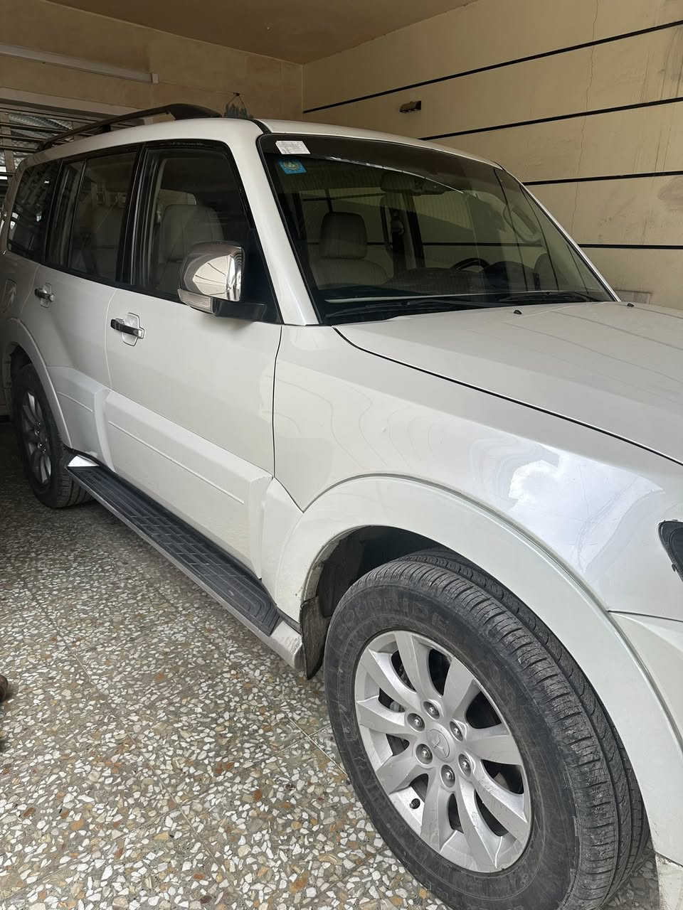 السلام عليكم للبيع باجيرو2010 حبتور 3800
السياره خير من الله مناقصه شي مكاني بغداد حي الاعلام السعر 152وبيه مجال 
***********
