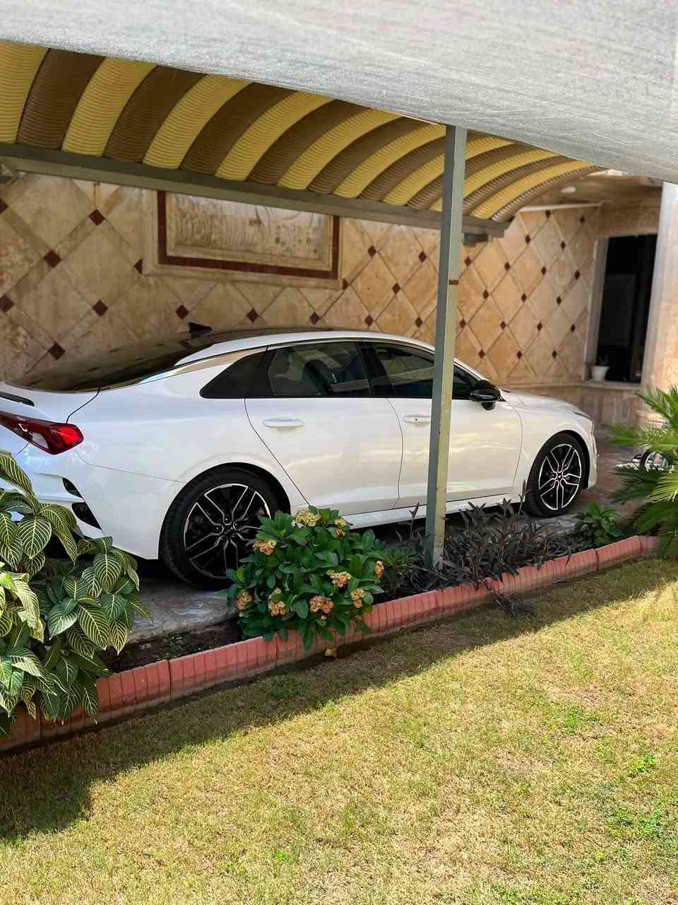 السلام عليكم 
كي فايف GT وارد امريكي موديل ٢٣ ماشية ٣٢ الف مايل اعلى فئة فول مواصفات حادث موضح بالصور 
بصمة ، بانوراما ، اربع كاميرات ، كشن حار بارد وكهرباء وذاكرة ، كشن جلد رياضي محرك ٢٥٠٠ توربو دبل صالنصة ، رادارات ٤ ، سستم صوت BOSE شاحن وايرلس وباقي المواصفات المعروفة 
بغداد حي العدل 
*********** 
السعر ١٨٨ ورقة
