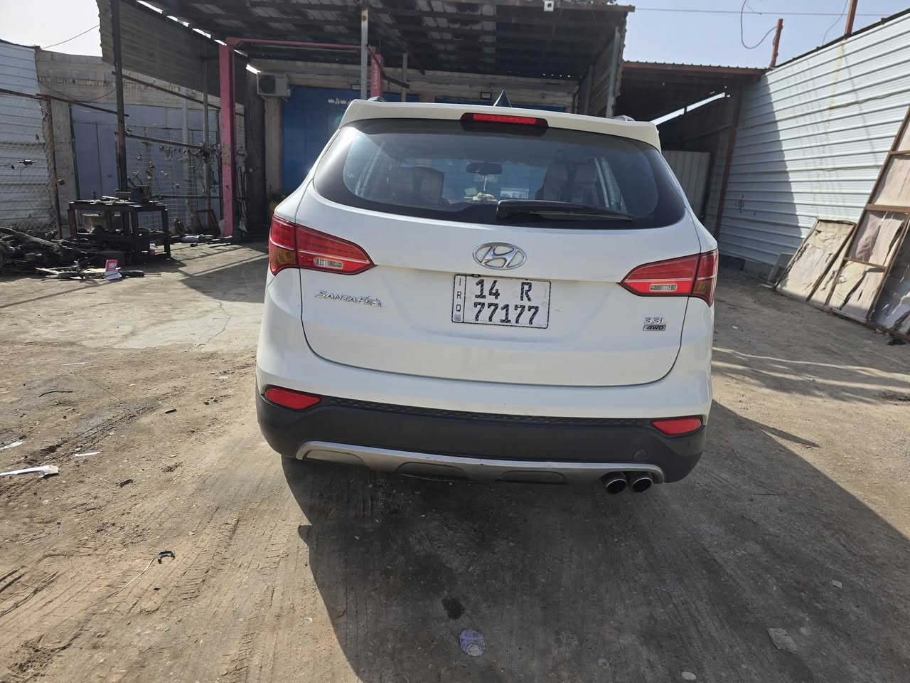 سنتافي ٢٠١٤. 
٦ سلندر.   ٧ راكب 
مكفوله.  من الصبغ  ..بيه شويه تكحيل خفيف 
سنويه تنتهي نهايه ٢٠٢٧ 
كشنات كهرباي
تبريد فول. مال جناي سياره 
سعره ١٨٠ وبيه مجال بسيط للشراي
***********
