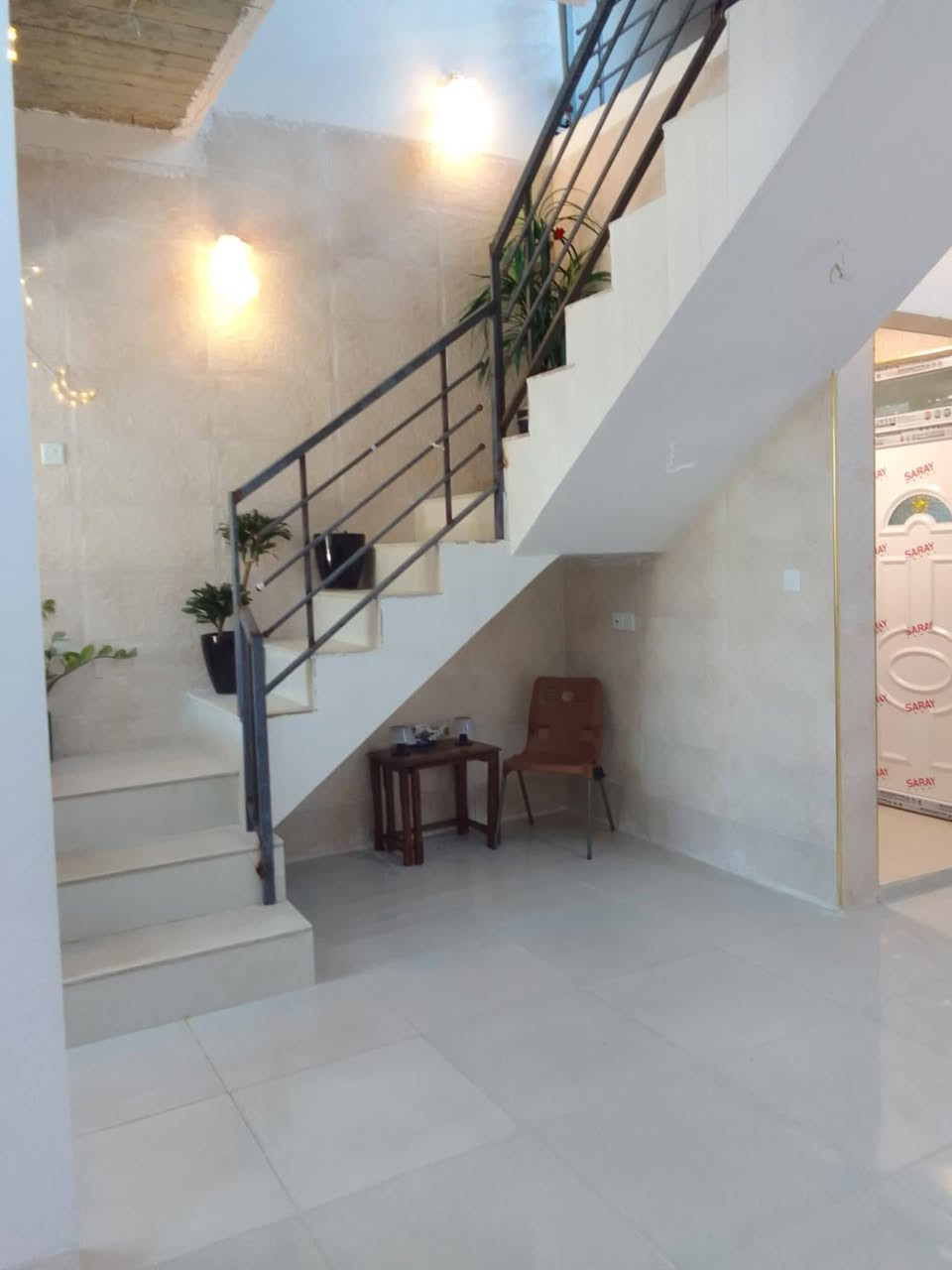 🛑 عروض مكتب الاستثمار للعقار   🏢

🛑 دار للبيع في مزارع زيونه المقابله لحي الفلاح الثانيه موقع مميز 
     وهدوء جمعية شمس نينوى .

🛑 مساحة الدار ( 100 ) متر طابقين بناء حديث  .

🛑 مساحة الواجهه للدار ( 6.25 ) متر .

🛑 اتجاه الدار غروب .

🛑 سند الدار جمعية ومعاملة البلديه مسلم فيه كرت 📜 .

🛑 الطابق الاول يتكون من :
      كراج + استقبال مفتوح مع الهول الداخلي + مطبخ + غرفة نوم 
      عدد ( 1 ) + صحيات + مناور اناره . 

🔴 الطابق الثاني يتكون من  : 
      هول داخلي + غرف نوم عدد ( 2 ) + سطح ناصي و عالي . 

🔴 سعر الدار (  85.000.000  مليون  /  وقابل للتفاوض السعر   ) 

🛑 للاستفسار عن باقي التفاصيل اكثر عن باقي التفاصيل الاتصال 
      على الأرقام التاليه او مراجعة المكتب في مزارع زيونه :

       ***********           /         ***********

🛑 اضغط على زر المتابعه ليصلك كل ما هو جديد من عروضنا  .

🛑 عنوان المكتب الموصل / مزارع زيونه المقابله لحي الفلاح الثانيه 
      قرب مولدة مزارع زيونه .

🛑 نستقبل كافة عروضكم التجاريه والسكنيه والزراعيه والجمعيات .
