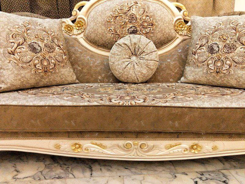 تخم زان ملكي ١٠ مقاعد مع ميز وسطي اتصال ع الرقم ***********
