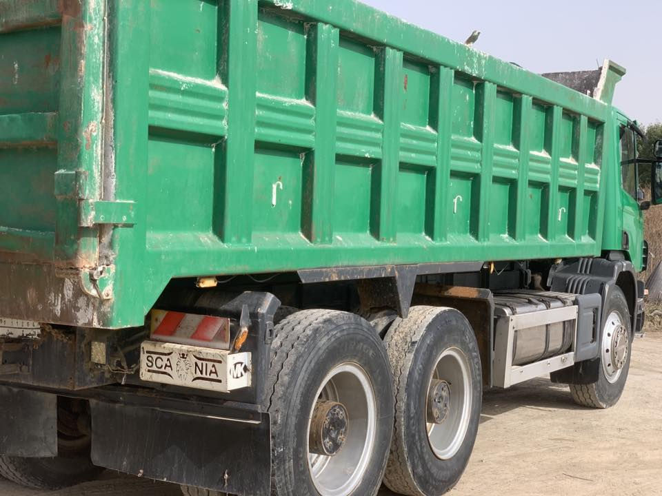 للبيع سكانيا موديل 2000 رقم بصره انگليزي بسمي مجموعه بايجر خفيفه السعر 250وبيها مجال قليل ***********
