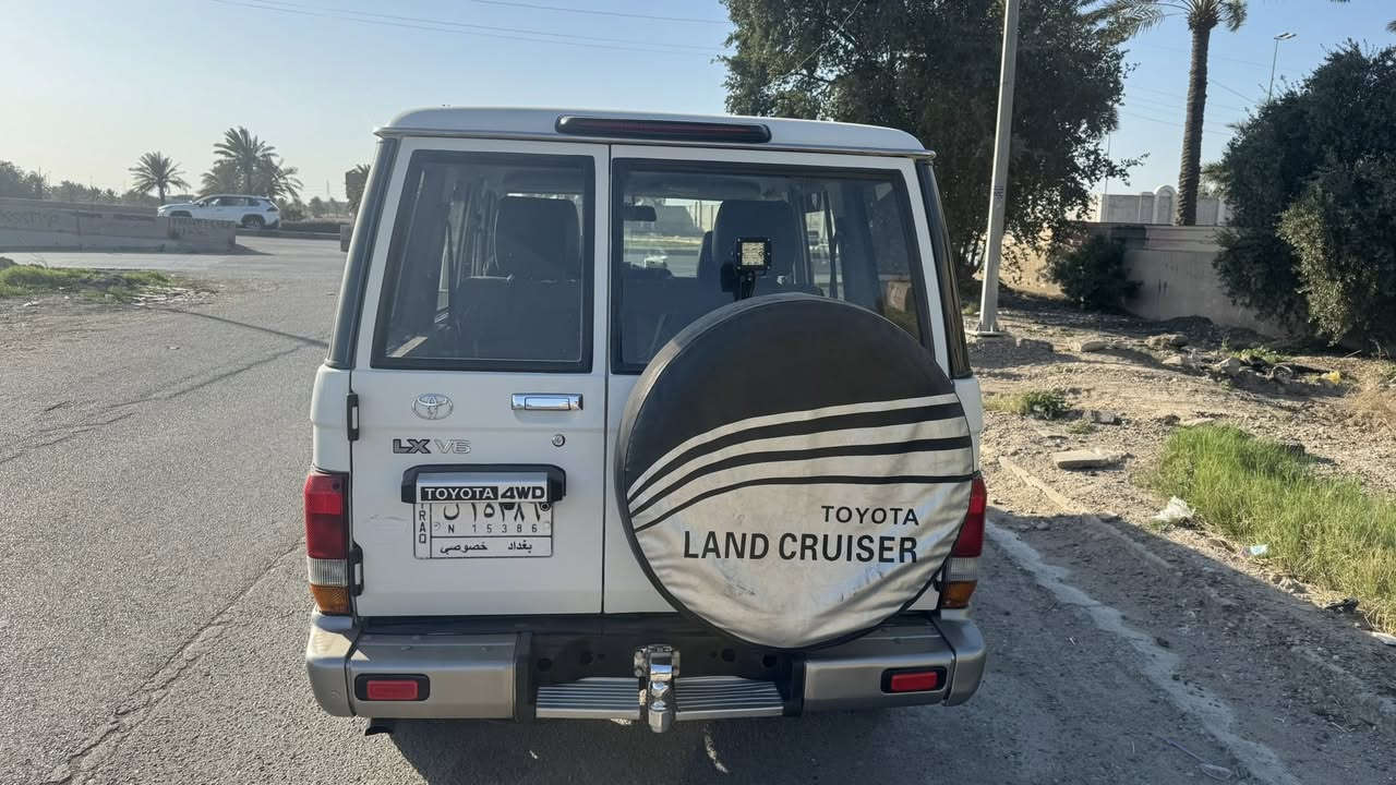 السلام عليكم 
لاندكروزر حوثيه موديل 2014 رقم بغداد 
ماشيه 100 الف سياره نظيفه مثل ماموضح بالصور بيه شويه بارده وصبغ بالجاملغ الخلفي جهه السائق جام كهربائي تخم تاير جديد محرك 4000 بانزين كير محرك بلادي 
مكان السياره بغداد الكرخ 
السعر 25000 الف دولار
يعني  250 ورقه وبيها مجال 

  للاستفسار ***********
