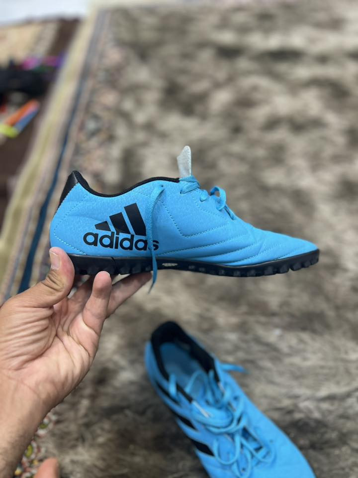 أديداس أصلي بالة 
نظيف جدا 
قياس 43وربع 27ونص طول القدم 
السعر 40
توصيل 5
للحجز ***********
