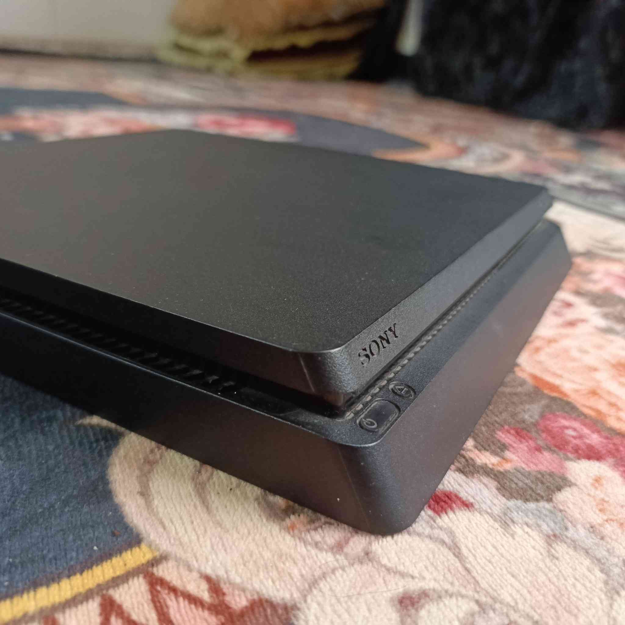 سلام عليكم بلي 4 كامل الملحقات مع 3 جوستك وقرصين فيفا 18 واله الحرب وداخل الحساب فيفا 23 جهاز نضيف جدا مساحته نص تيرا سعر 225 وبيه مجال مكاني بغداد رقمي ***********
