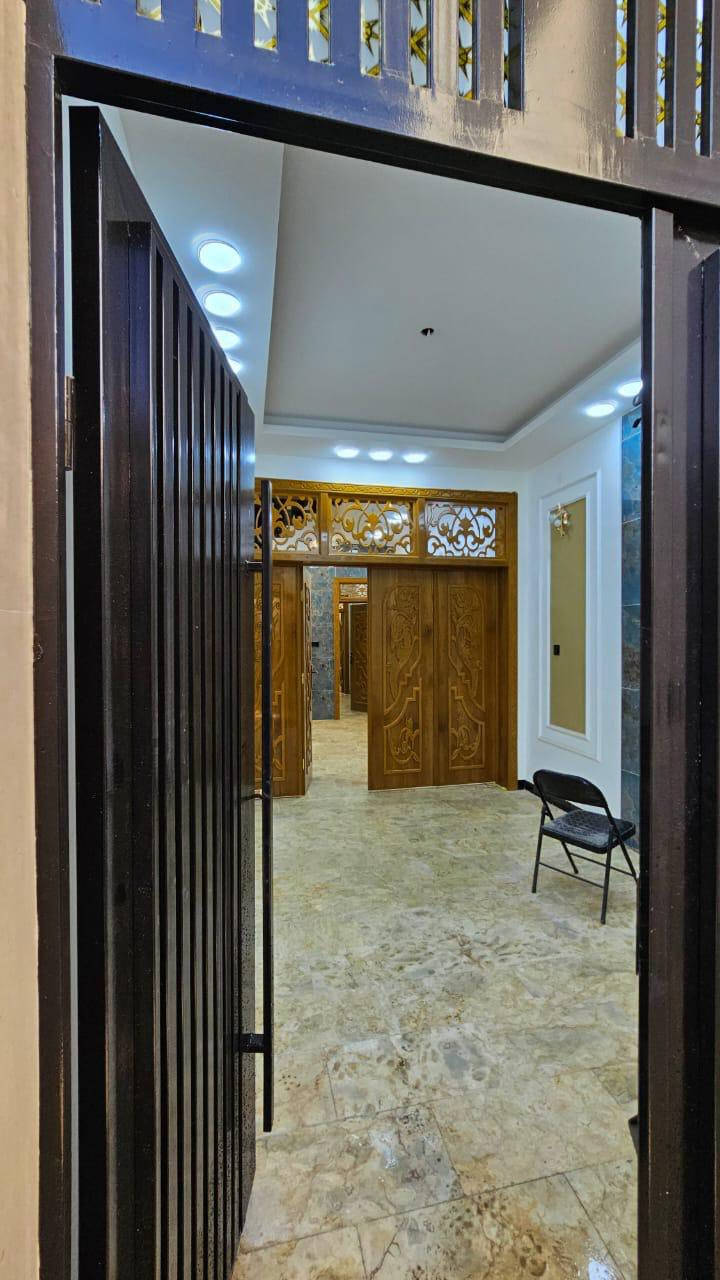 #دار_للبيع 
في حي الجامعة 
١٠٠م 
منطقة ال ٣٠ الف
بناء vip اشراف هندسي درجه اولى 
بناء ٢٠٢٥ زيرو 
سقوف جبس بورد 
حداديه درجه اولى 
حداديه حمامات المنيوم 
ارضيه مرمر 
هيكل اعمده كونكريتيه (بناء خاص)
ابواب صاج درجه اولى ٩ اينج 
يحتوي البيت 
الطابق الاول 
صاله و استقبال و مطبخ و ٢ مجاميع صحيه
الطابق الثاني 
صاله و ٢ غرف و مجاميع صحيه 
➖➖➖➖➖➖➖➖➖

#للاستفسار أكثر يرجى الأتصال أو المراسلة🔰

أو زيارة-المكتب النجف الأشرف-حي السلام         
  سايدين سلام جامعة قرب كرزات ابو حسنه
مجاور مفروشات القمر

***********_📲واتساب- اتصال ☎️

كل ما عليك الاتصال أو المراسلة على واتساب.

احصل على عقار أحلامك معنا، نحن مكتب عقاري موثوق، ومتخصص في تلبية احتياجاتك السكنية والتجارية ❗

لمعرفة السعر علق ( تم)

***********

***********

 ***********

***********
#مكتب_الشراع
#بيع_شراءعقارات
