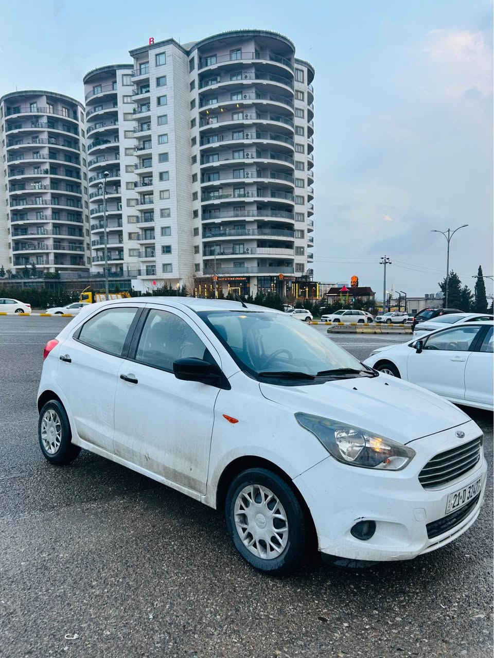 فۆرد فیگۆ ٢٠١٨ 
٤ بستۆن خلیجی مەکینە گەورە ١٦ ی مرغوب (147) هەزار کم حەقیقی ڕۆشتووە.
 دوو سویچی شەریکەی لەگەڵە.
 فوول مواسفات ABS و تراکشن و جامی کارەبا و شاشە و بلوتوز و ئۆکس و usb و سووکان ڤۆلیۆم و لایت کارەبای بەرز و نزم ئەکات و س

٣ پارچەی بۆیاخە کەمێک وردە تەرزەی هەیە
تەبریدی سارد و گەرمی لەسەر سویچ مەزبوت
 
سەنەوی و ژێنگەو ڕێگەوبانی تا ٢٠٣١ تازەیە، بە ناوی خۆمەوە پلێتی باریکە.
بەشەرتی گێڕ و مەکینە( ئەم مۆدیلە تەپەی گێڕی نیە)
هیچ مەسرەفێکی تیا نیە، تەحویل و غەرامە بەشەرت

سعر ٨٧ وەرەقە.
0771 016 4549 السليمانية, العراق
