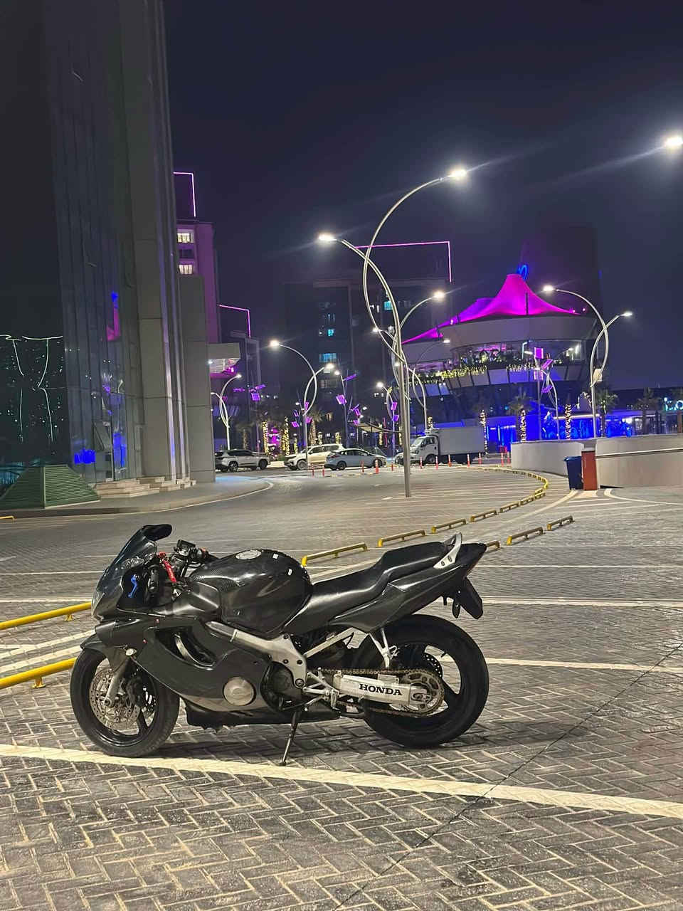 لۆ فرۆشتن ١٩ وەرەقەو مەجالەکی کەم 
مەکینە کەپس بەس سەری کرایتەوە 
کارەباییات مکینە کامل بە شەرت 
ئەوراقو منفیست و گومرگی کامل لەگەرە 
بەنجی پێشو پشتی نوێیە کەڤەر کامل بیلادی خاوێن 
لۆ حەزی خۆم کردیتمە کاربۆن .
موشتەری نی سەرمان مێشینە 
هەولێر 
*********** أربيل, العراق
