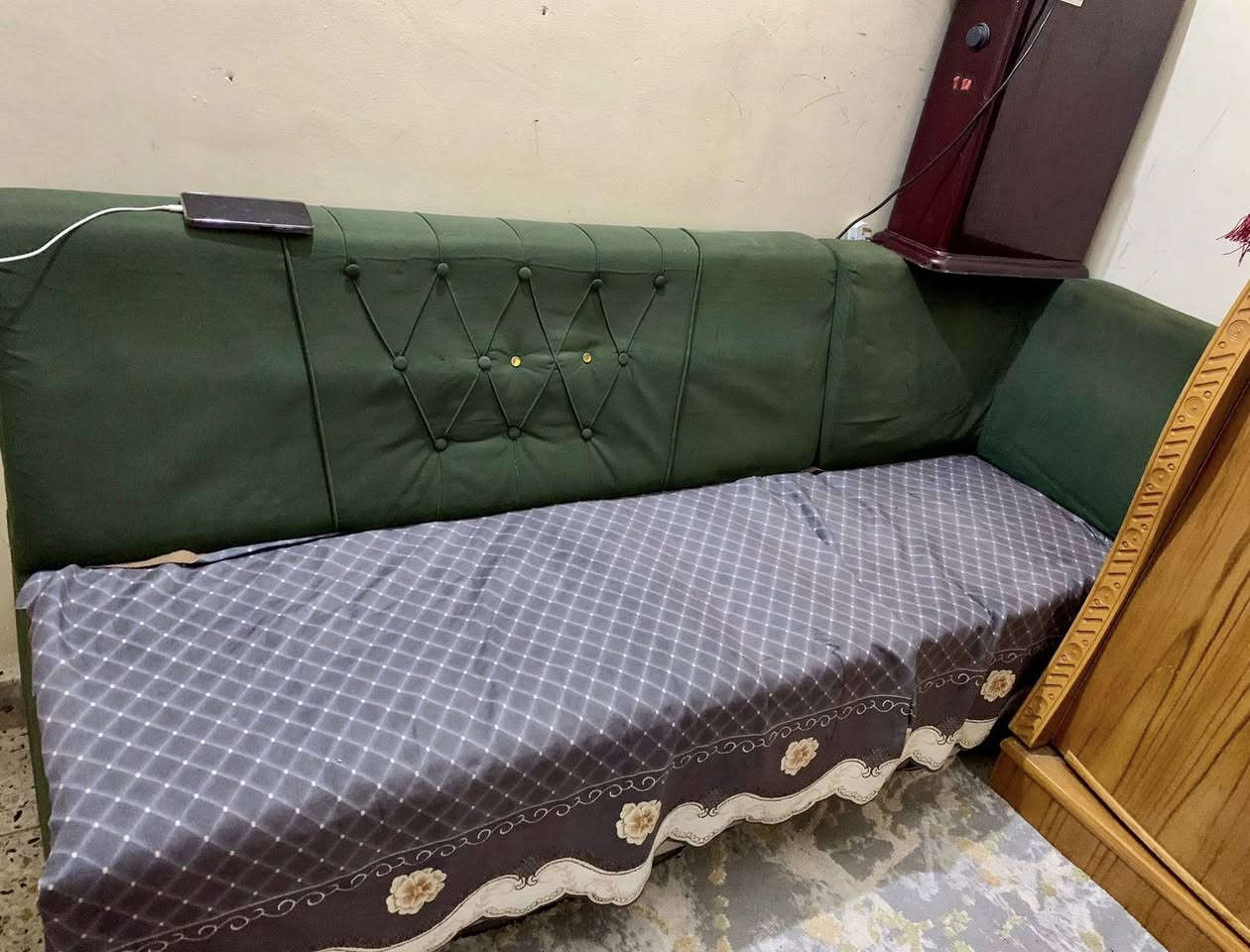 السلام عليكم غرفة نوم 7قطع وتخم 5قطع للبيع الغرفه سعرها 350والتخم 150 المكان بغداد السيديه شارع الضباط  هـ***********
