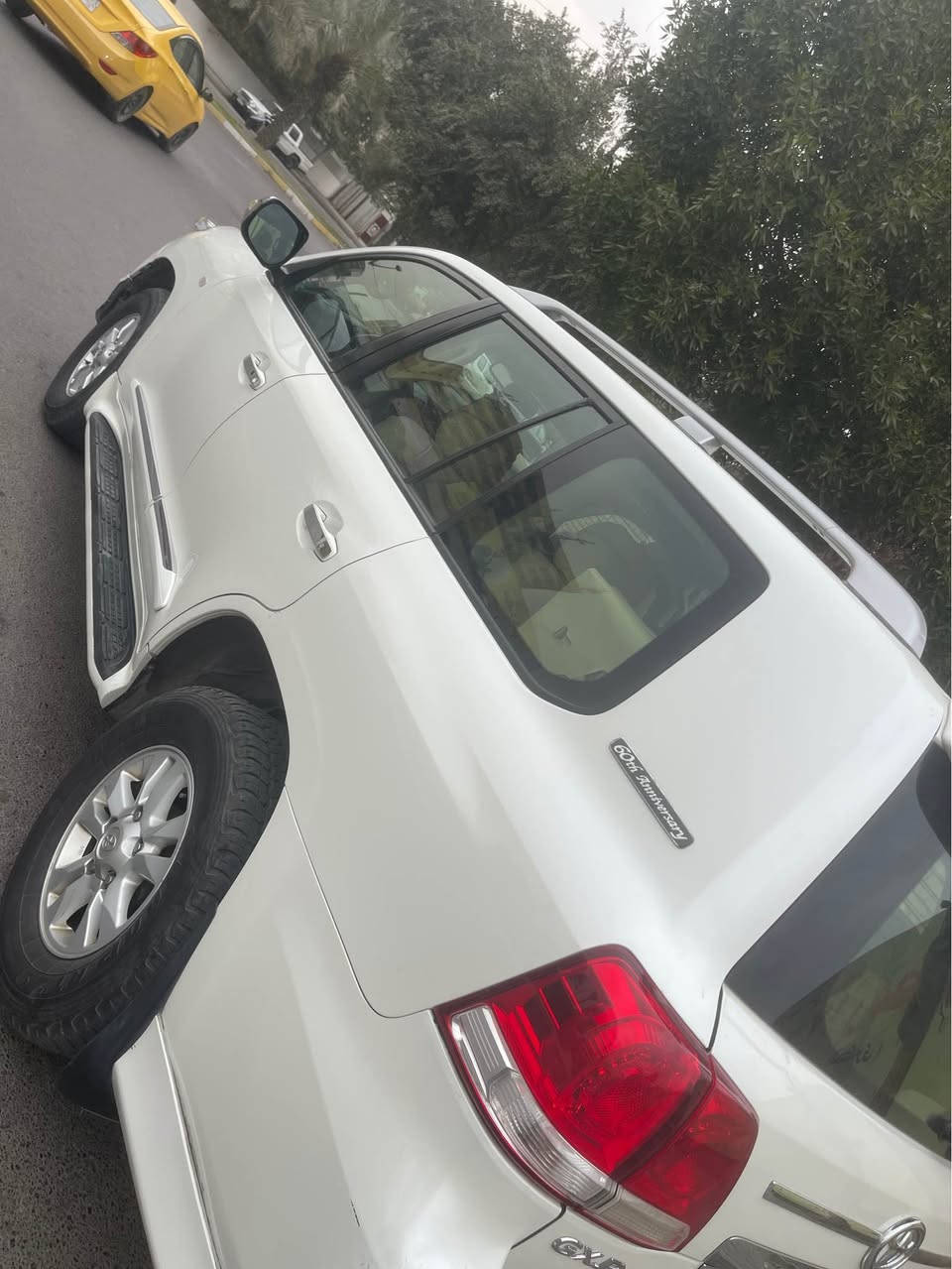 السلام عليكم 

لاندكروز 2011  (( ستينية )) للبيع 

فوول مواصفاات 1 / 1 

فتحة / بصمة / ثلاجة / كرسي كهرباء 
وبعد هواي بيه مواصفااات 

 (( حجم المحرك 8 سلندر  )) 

السيارة تجي تشوفه احلى من الصور بهواي 

كاملة مكملة من كلشي شغل واطلع
مكفولة كفاالة عاامة من الصصبغ
غير مكفووولة من الضربة 

         (( صوور السسونار داخل المنشور ))

مكانها بغداد الكرادة
*********** بغداد, العراق
