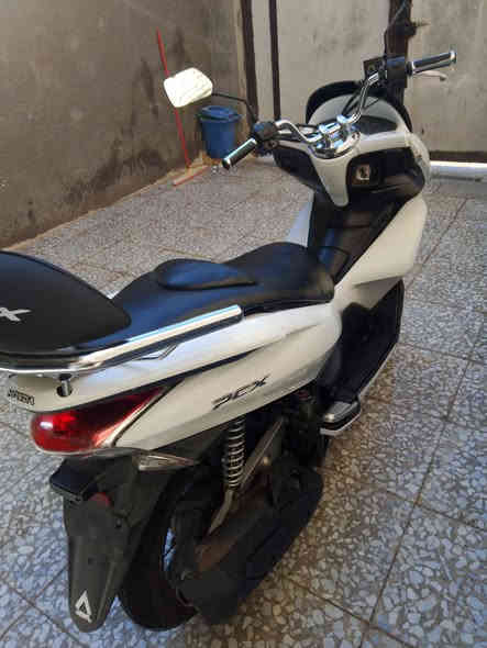 دراجه للبيع  سعر مليون و200 مكان لبلديات شارع لمصرف الظباط رقم لهاتف ***********
