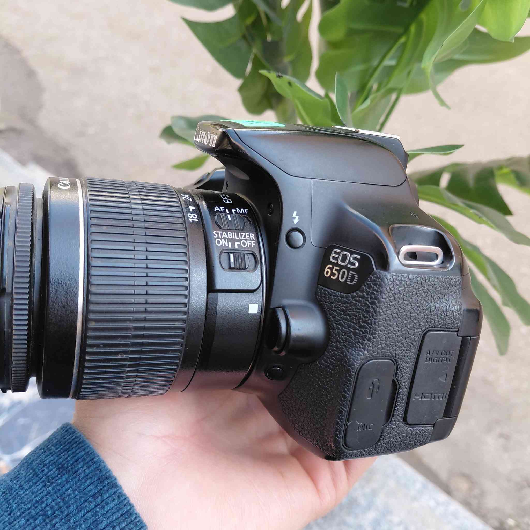 📷 كاميرا Canon 650D للبيع – استعمال خفيف جدًا
كاميرا Canon 650D بحالة ممتازة جدًا، استعمال 
الكاميرا مناسبة للتصوير الفوتوغرافي والفيديو وبجودة عالية، وصناع المحتوى.

المواصفات والمرفقات:
- الكاميرا: Canon EOS 650D  
- العدسة الأصلية  
- البطارية الأصلية  
- الشاحن  
- كابل التوصيل  
- الكرتونه موجوده
- كل حاجتها الأصلية موجودة

المميزات:
- تصوير بدقة 18 ميجا بيكسل  
- تصوير فيديو Full HD
- شاشه متحركه  

📌 الكاميرا نظيفة جدًا ولا يوجد بها أي عيوب.  
📌 مناسبة للتصوير الشخصي، اليوتيوب، وصناعة المحتوى.
_الرقم التواصل 01116147021


**إذا كنت صاحب هذا الإعلان وتريد حذفه لأي سبب، رجاءا أرسل رسالة إلى الدعم الفني**