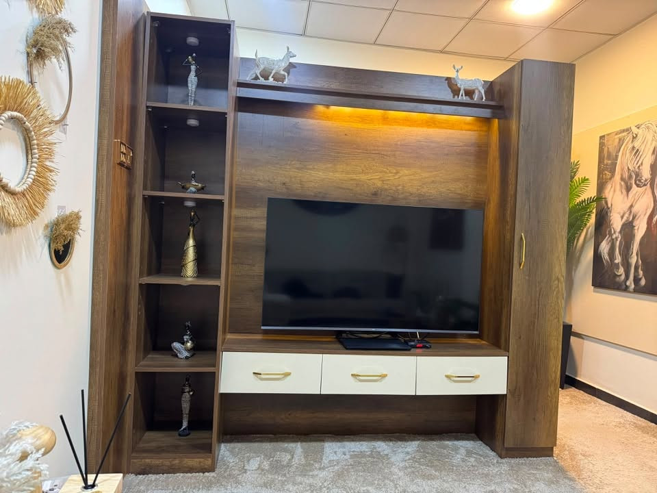 ديكور تلفزيون (بانو) مودرن عصري بتصميم فخم
وبحالة ممتازة

للبيع ديكور تلفزيون (بانو) مودرن بتصميم عصري راقي يضيف لمسة من الأناقة والفخامة لديكور الصالة أو غرفة المعيشة. الديكور مصمم بعناية فائقة ويحتوي على رفوف عرض جانبية وعلوية، أدراج تخزين سفلية عملية، ووحدة تخزين جانبية، بالإضافة إلى إضاءة مخفية نضفي مظهراً جذاباً وصمم ليكون معرض للتلفزيون وقاطع بين الصالة ودخولية الصالة المواصفات والقياسات:
العرض الكلي: 220 سم
الارتفاع الكلي: 215 سم
السمك (العمق): 40 سم
عرض واجهة التلفزيون: 150 سم (تناسب الشاشات
الكبيرة براحة)
السعر:
السعر المطلوب: 600,00
للتواصل : ***********
