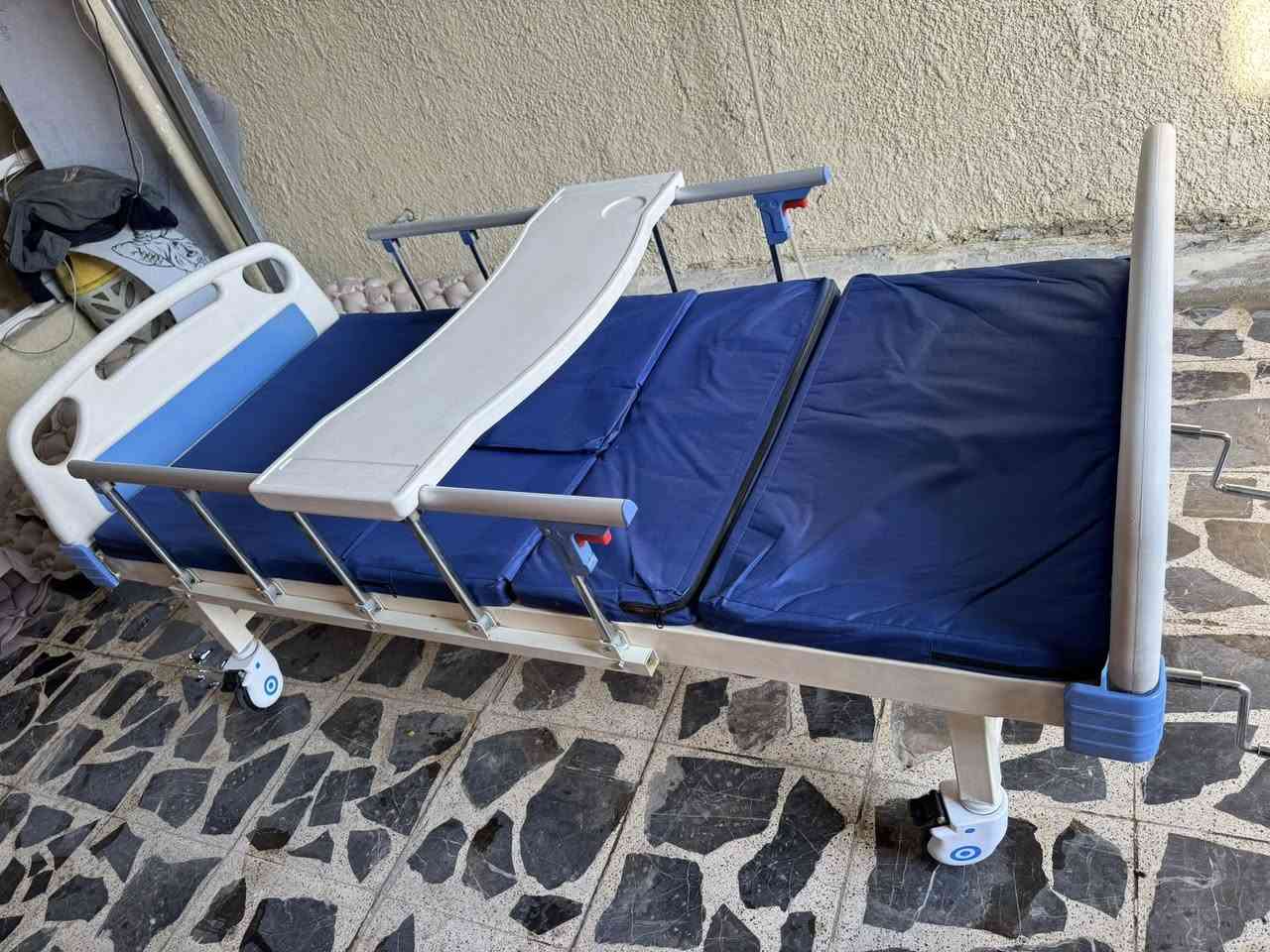 سرير طبي مستعمل شي بسيط ونضيف جداً
ويتحريك يدوي 
ويّا 3 دواشك تقرحات كهربائيه لراحة المريض 
قوي، عملي، ومناسب للبيت أو المستشفى

للعلم:
فقط الدواشك الكهربائيه سعرها ب٢١٠ الله يشهد عليه

💥 السعر كامل مع سرير ودواشك : ٢٥٠فقط �
للتواصل ***********
