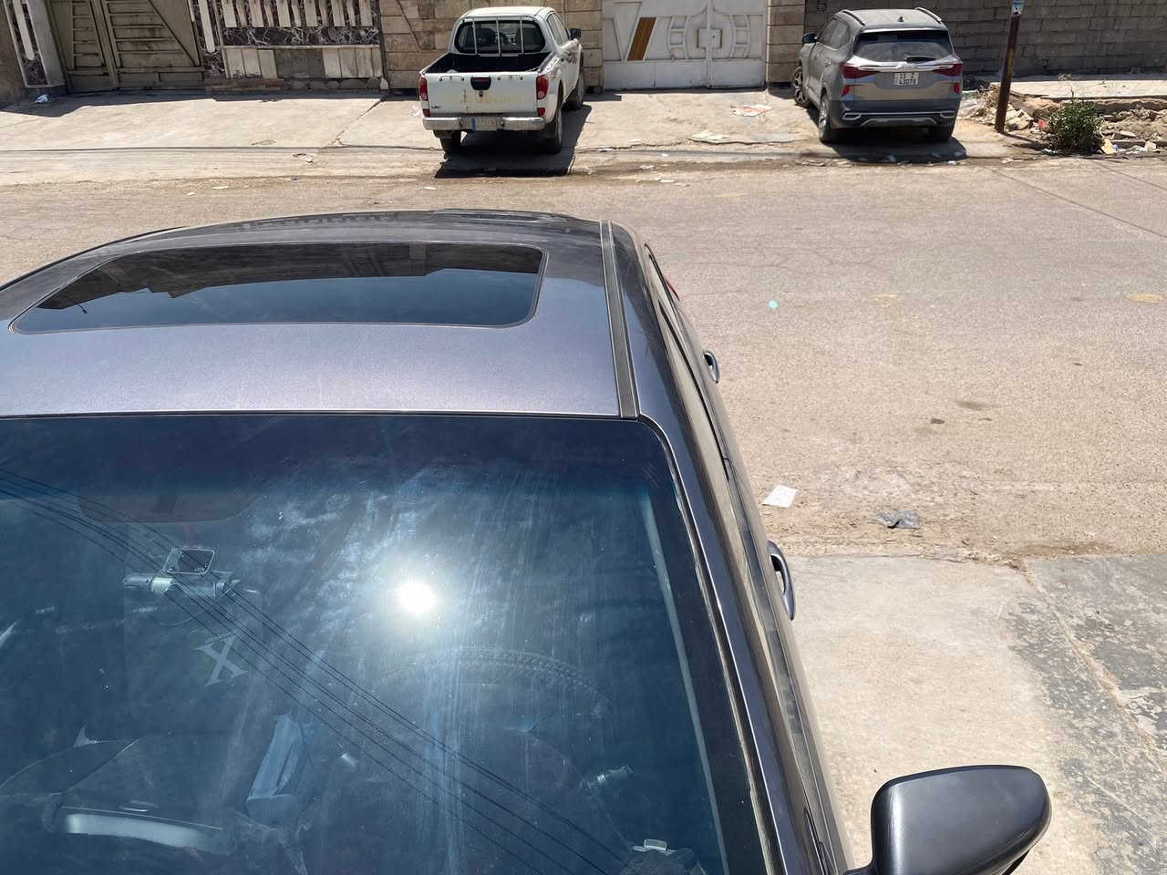 السلام عليكم كيا سيراتو خليجي موديل ٢٠١٦ رقم بغداد بأسمي محرك ١٦٠٠ كير اوتوماتيك فول مواصفات تحكمات مري شفط فتحة سقف مكفولة من الصبغ بيها فقط شخط جامبلغ ايمن موضح بالصورة وباقي السيارة مكفولة على وضع الشركة 
مكان السيارة بغداد الرصافة المعلمين 
سعرها ١٢٢$ وبيها مجال 
رقم الهاتف ***********
