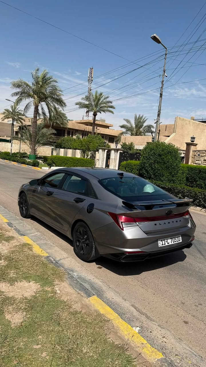 🚘 للبيع هيونداي إلنترا SEL 2023 وارد أمريكي
▪️ الموديل: Hyundai Elantra SEL 2023
▪️ المحرك: 2.0 لتر 4 سلندر ( 2000 دوش ) 
▪️ گير CVT أوتوماتيك
▪️ دفع أمامي
▪️ اقتصادية جداً بالوقود 

المواصفات:
✅ شاشة 8 إنج
Apple CarPlay و Android Auto ✅
✅ كاميرا خلفية
✅ تدفئة مقاعد 
✅ تشغيل بصمة (Push Start)
✅ دخول ذكي (Smart Key)
✅ مثبت سرعة
✅ تحذير النقطة العمياء
✅ تحذير الخروج عن المسار مع المحافظة على المسار
✅ تحذير حركة المرور الخلفية
✅ حساسات وأنظمة أمان متطورة
✅ مرايا كهربائية مع تسخين (Edmunds)
✅ ماشية 57 الف كيلو متر 
✅ دوشمة كشنات لون اسود جلد خياط راقي 
✅ اضائة led محيطية داخلية 
السيارة نظيفة جداً، استخدام شخصي، لا تحتاج أي مصروف، جاهزة للفحص بأي مكان . محافظ عليها حتى بانزين بس محسن افولها وهي محركها 2000 دوش يعني تشرب كلشي ، بس معتني بيها الى اقصى درجة . 

حادثها بسيط فقط چاملغ خلفي ايمن . موجود سونار كامل للسيارة ، نظام ايرباك كامل سليم ، شرط الفحص. 

السعر: ( 159 ورقة وبيها مجال بسيط جداً )�للاستفسار: ( *********** )
