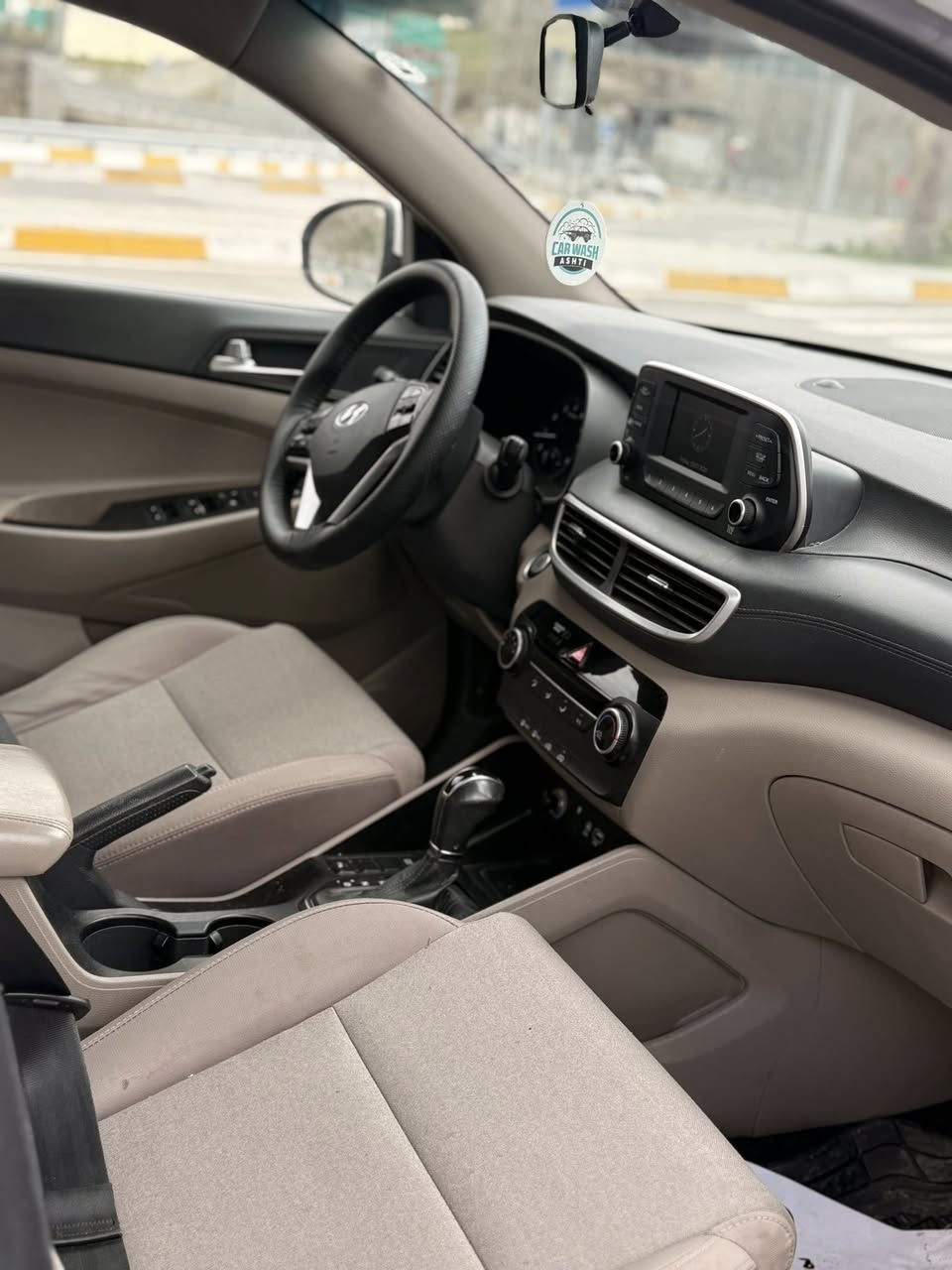 هۆندا تۆکسۆن 2021خەلیجی
 فول مواسفات تەنها پانۆڕامانیە
پارچەڕەش بئ دعم لەسەرساخەی کرایتە10پارچە
تەنها سەرهیلالی چاملاخی پشتەوە یەک بستی هەیە سبوخ بەکارت چاک کرایە پیوەی دیارنیە 
هیچی تری نیە
سیارەکە زۆرجوان وبەرچاوە 

نرخ لەکۆمینتی dasty2soran دانرایە نرخی مناسبە 

مکینەوگیڕی نەکرایتەوە بەشەرت دەنگ وبخار بەشەرت
بەناوکردن بەشەرت
 
سەنەوی وهەزەی نوئیە

ژمارەی خاوەن سیارە 

***********
