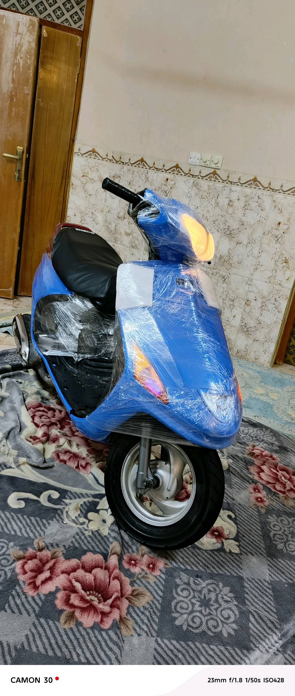 دراجة نارية جديدة بلون أزرق لامع كما هو موضح في الصور، ملفوفة بعناية للحفاظ على حالتها. مثالية للتنقل داخل المدينة أو الاستخدام الشخصي بأسلوب أنيق ومميز.