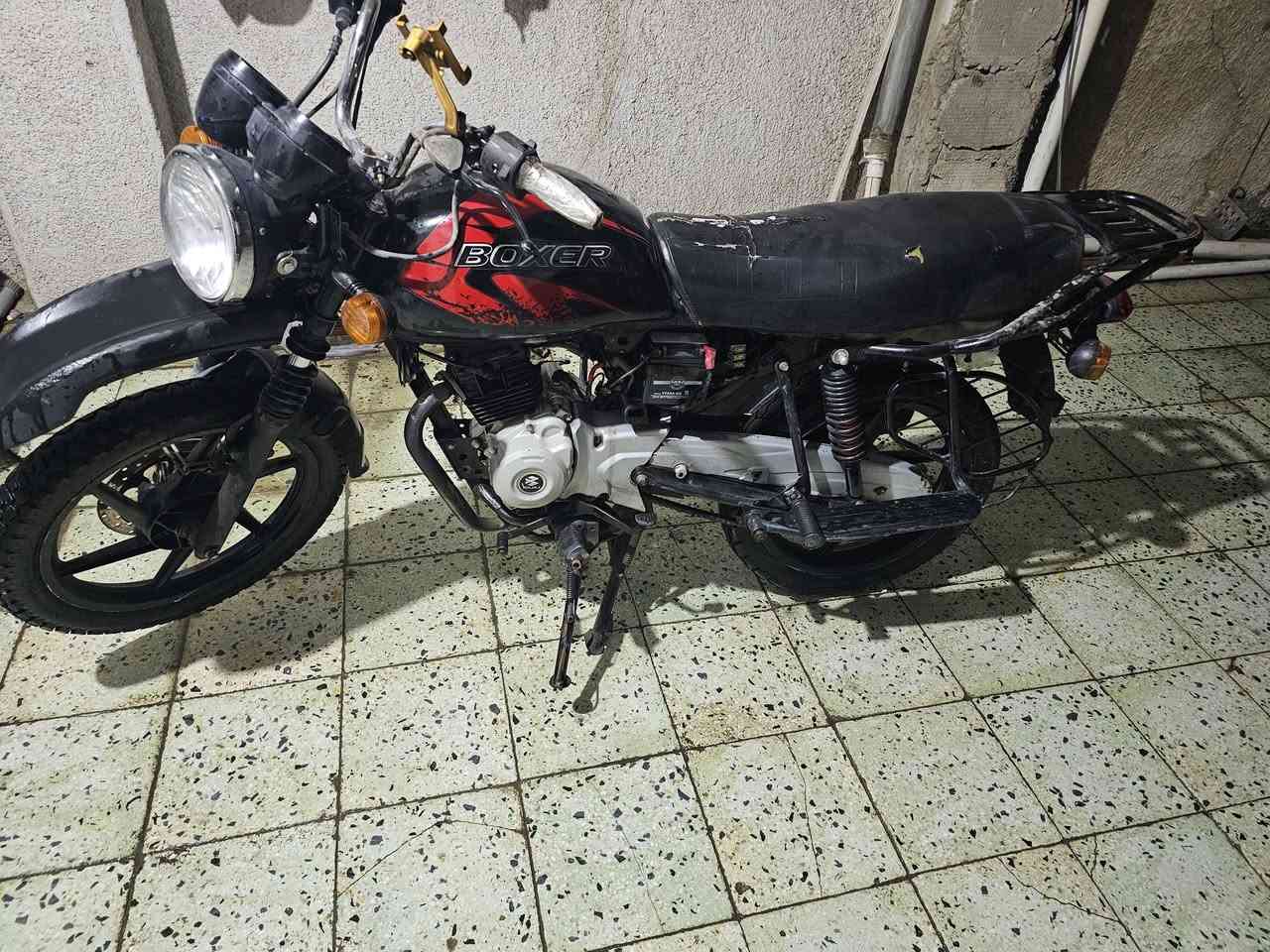 سلام عليكم دراجة بوكسر موديل ٢٣ جان بيها أوراق بس أوراقها انباكت لدراجة مجفتة مرة وحدة تجفيت شركة لدراجة مثل ما موضحة بالصور سعرها ٩٥٠ الف و بيها مجال للتواصل على الفيس او على هذا الرقم ***********
