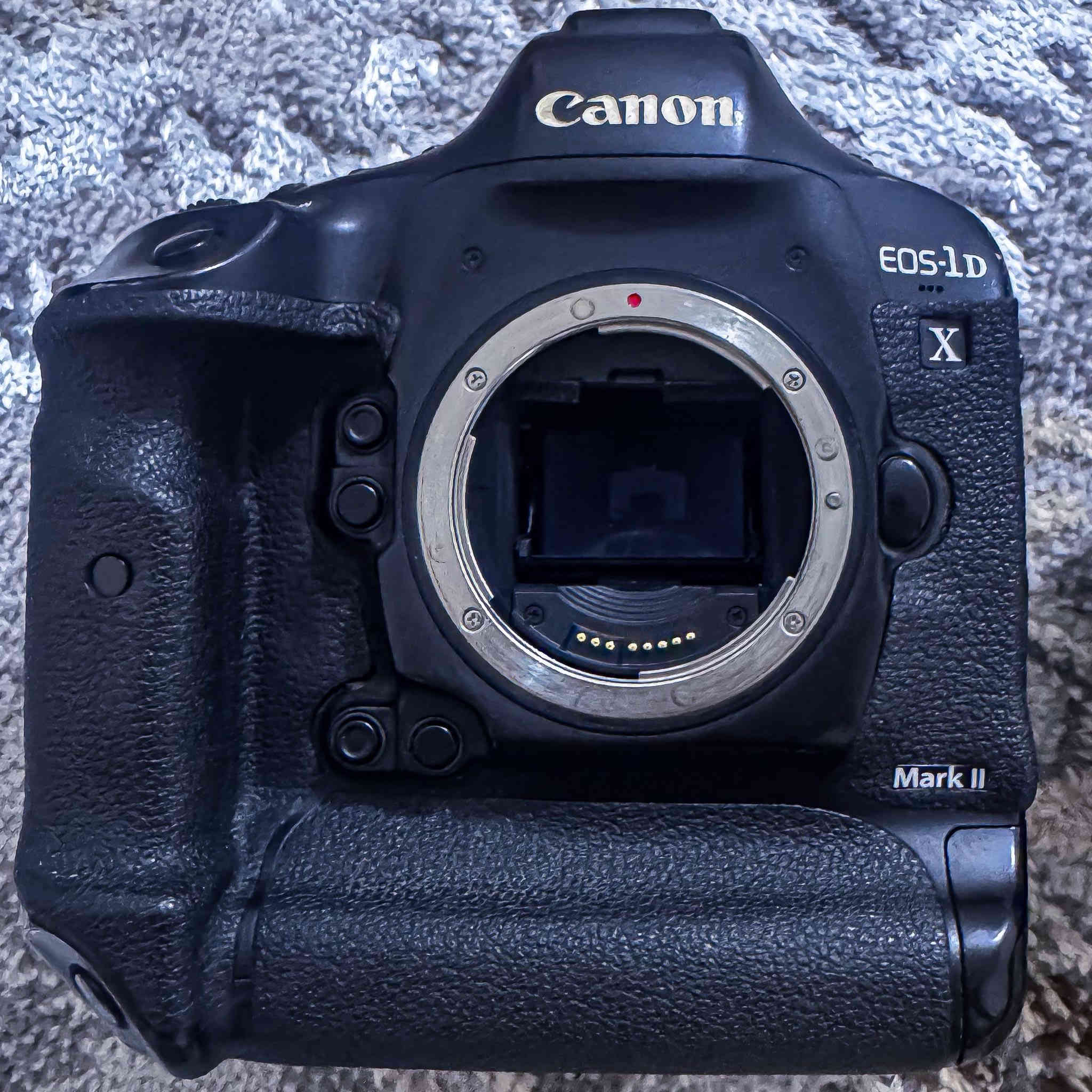 بدي كانون 1d x mark ii 
مع شاحن الأصلي ، مالها
ومع بطاريه الأصلي ، مالتها
السعر 
مليونين و٢٥٠ وبيها مجال

للتواصل خاص 
و واتساب
***********
