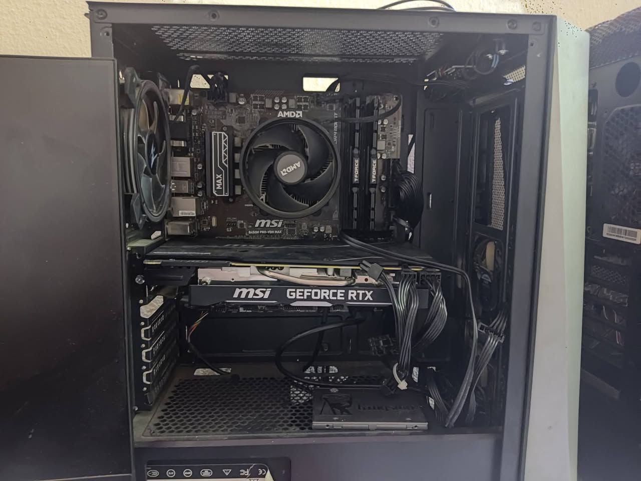 Pc للبيع رايزن فايف 3600 
رام 16 tforce ddr4 3200
بورد b450 pro vdh max 
كارت شاشة 2070 super msi ventos 
هارد 250 ssd 
ماس 750 واط 

شاشة 100 هيرتز 
السعر 750
ملاحضة كلشي تشغل وفريمات جيدة


**إذا كنت صاحب هذا الإعلان وتريد حذفه لأي سبب، رجاءا أرسل رسالة إلى الدعم الفني**