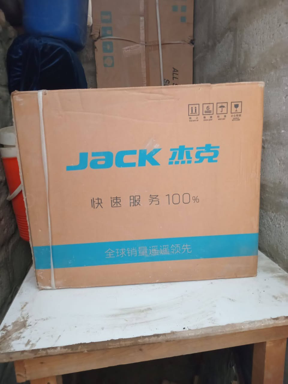 سلام عليكم مكينه خياطه جديد مامفتوحه هيه والقاعده مالها شرط مامفتوحه من الكارتون البيع البيع ***********
