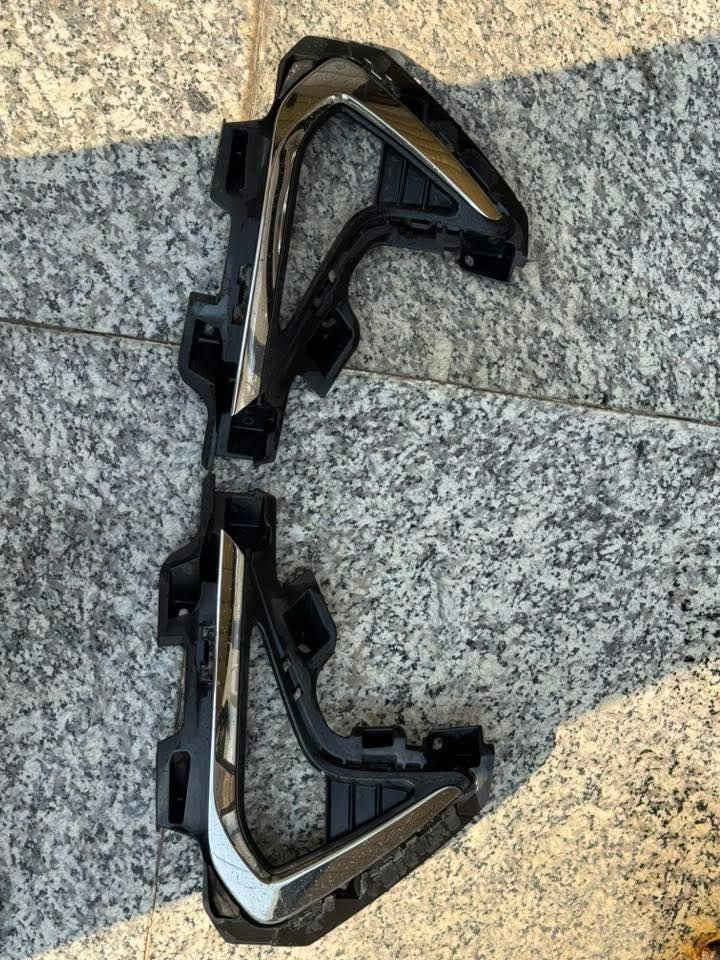 السلام عليكم
حاضن و مروحه ترهم سوناتا وk5 جديده 
قواعد اشاره دعاميه سوناتا ترهم من 20-23
كيس دهن بدون حساس اصلي نظيف 
شباك سوناتا اصلي تفصيخ جديد يرهم من ال20-23
اي استفسار ***********
مكاني بصره متوفر خدمه توصيل
