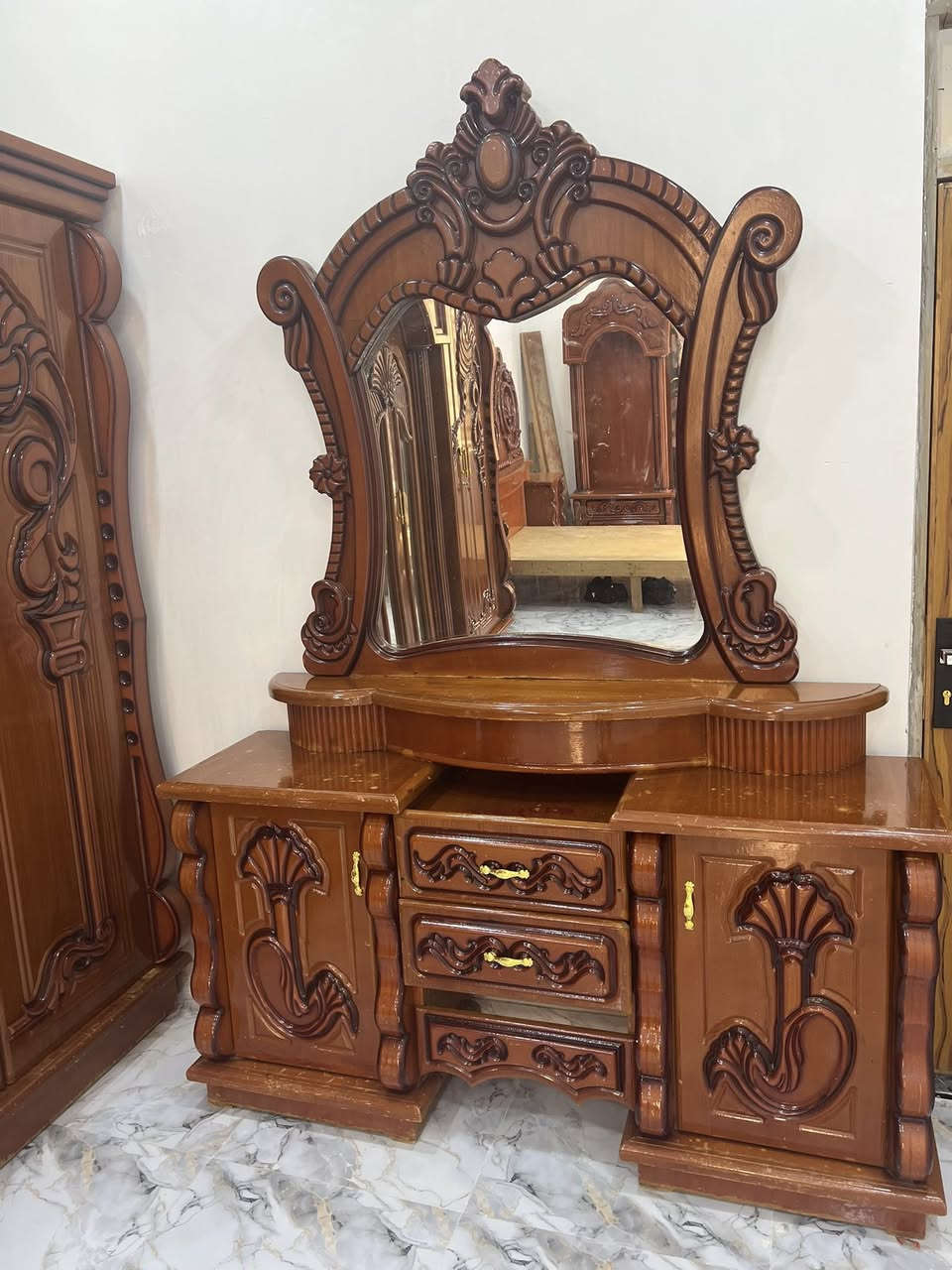 غرفة نوم ام السته تفصال  كله صاج الخشب القوي سعره ٧٠٠ وبيه مجال الشراي عنوان ناصريه مركز الاتصال ***********
