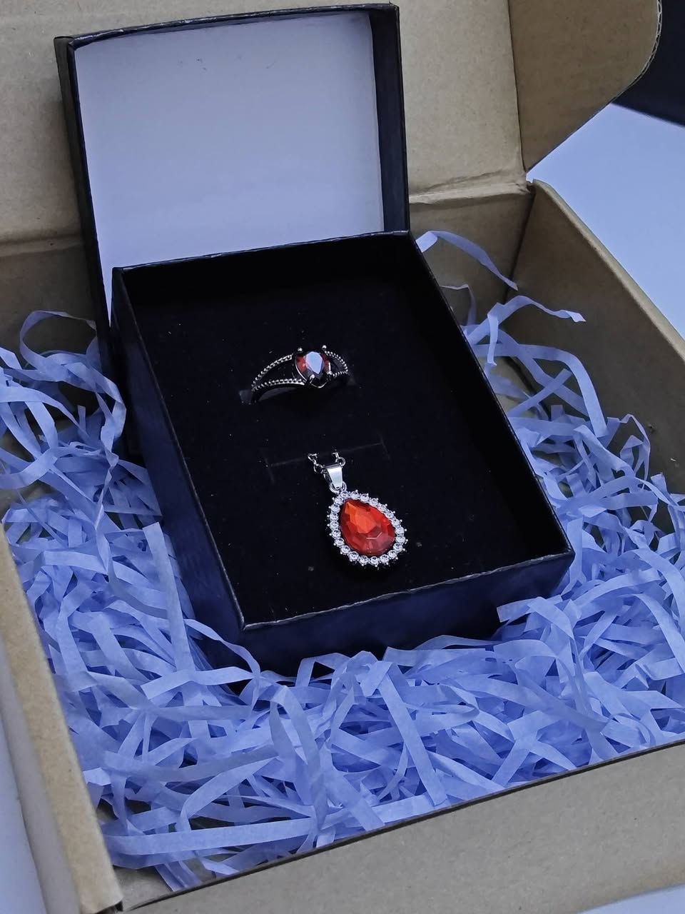 الفخامة مو لازم تكون بعيدة ولا غالية🖤
أهلنا في بسماية العزيزة.. صار الوقت ننهي حيرة الهدايا! 🛑🎁
كثير منكم يحير بمناسبة قريبة، أو يريد يهدي شخص غالي، ويشيل هم المشوار لبغداد، والوقت، والتكلفة، وفوقها الحيرة بنوع الهدية وتغليفها.
في HY.Art، حلينا لكم المعادلة الصعبة:
✅ قطع إكسسوارات راقية: (سوارات، قلايد، محابس) بموديلات مختارة بعناية.
✅ تغليف ملكي مجاني: علبة سوداء فخمة + ورق قش + كارت إهداء "للغالية".
✅ توصيل سريع: لباب عمارتكم داخل بسماية
للحجز أو الاستفسار، تواصلوا معنا عبر رسائل الصفحة 📥
أو اترك تعليق بكلمة "تم" وتوصلك التفاصيل.
عروض الافتتاح كلش حلوة ومناسبة لا تضيعها


**إذا كنت صاحب هذا الإعلان وتريد حذفه لأي سبب، رجاءا أرسل رسالة إلى الدعم الفني**