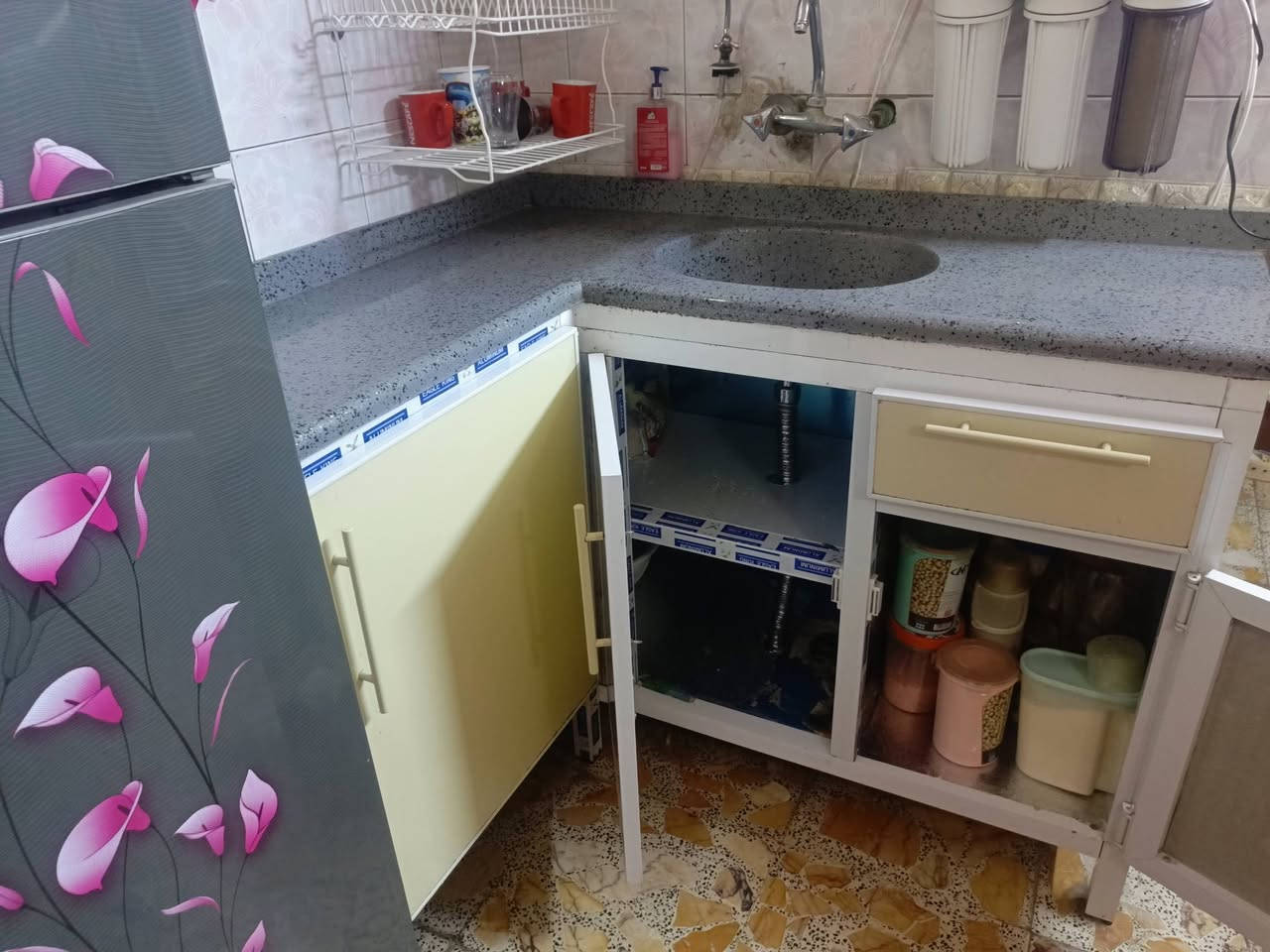 كاونترسنك وملحق للبيع نظيف قياس السنك 135*115قياس الملحق 50*130المنيوم والسطح مرمر تواصل مع الرقم***********
