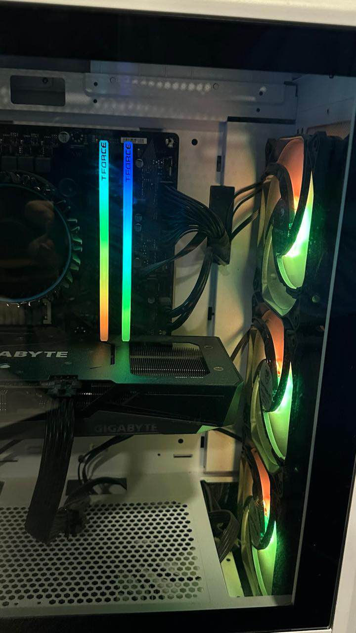 السلام عليكم..
كيس حاسبة للبيع (بدون ملحقات)، مواصفات مرتبة وتشغل كل الألعاب بدقة عالية. الكيس نظيف واستخدام قليل.
المواصفات:
• المعالج: Intel Core i5-12400F
• كرت الشاشة: GIGABYTE RTX 3060 Ti (نسخة 3 مراوح)
• المذربورد: GIGABYTE B660M
• الرام: T-FORCE RGB 16 GB DDR4
• التخزين: SSD 120GB للنظام + HDD 1TB للخزن
• الباور سبلاي: 700W FSP (80 Plus)
• الكيس: Cougar أبيض جامة جانبية ومراوح RGB.
المكان: بغداد - الاعظمية
السعر: 850 ألف دينار (وبيها مجال بسيط للشراي)
للتواصل:  *********** بغداد, العراق
