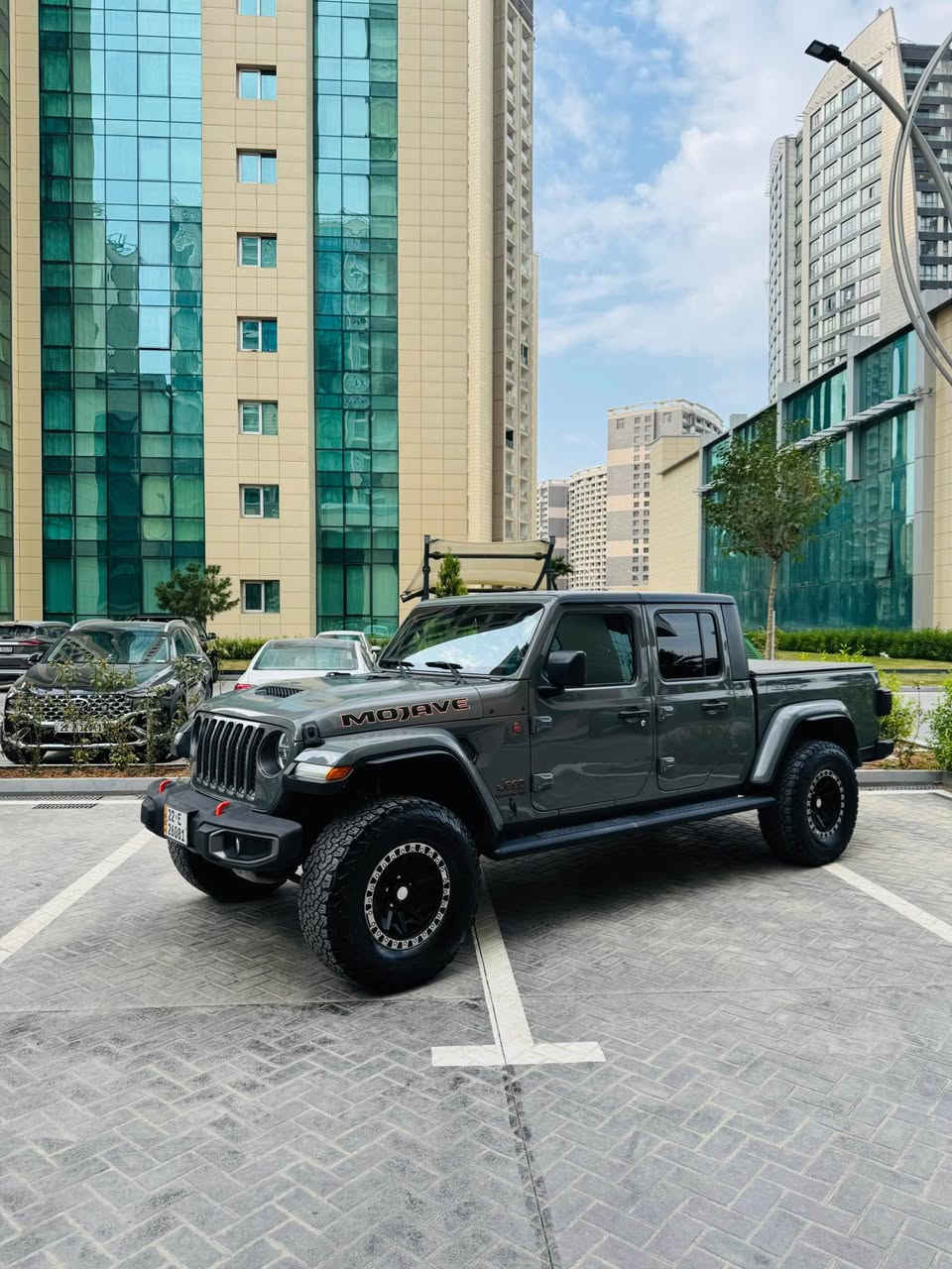 Jeep Gladiator Mojave
مۆدیل 2021 ئەمریکی
مواسەفات ( بەسمە ، شەغال، car play, سقف فایبر کلاس ،  ٤ جام کارەبایی ، شاشە گەورە، ناو قەیسی، کوشین و سوکان هیتەر ، دەبل ئەکسل، تاخم دەبل مارکەی fox , تاخم تایەی جەبەلی ، کامیرە، شەغال، زۆر مواسەفاتی تر...)

بەس بۆنیتی بۆیاخە بێ ژوورەوە
۷٠ هەزار رۆیشتووە
سەنەوی و رەقەم و شتی نوێیە
سعری ۲۹۸ وەرەقەیە و مەعامەلە
لە هەولێرم
٠۷٥٠٦۳٠٠٥٠٥

عربی 
جیب رانکلر موجافى
  مواصفات امریکی
۲٠۲۱
اللون سمنتي مميز
مواصفات ( ٤ جامات کهرباء، بصمة، شاشة کبیر، نظام car play، كاميرة خلفي، كشنات مشمشي، ، كشنات تدفئه، ستيرن تدفئه، سقف فايبر كلاس، تحديد سرعة، تراكشن كونترول، تشغيل عن بعد، فور ویل، بعد هواية مواصفات ..! )

بونیت صبغ
ماشي۷٠ الف
سنوي و هزة و رقم جديد
تحويل و غرامة بشرط
سعر ۲۹۸ ورقة و معاملة 
اربيل

***********
كورك، واتساب أربيل, العراق

