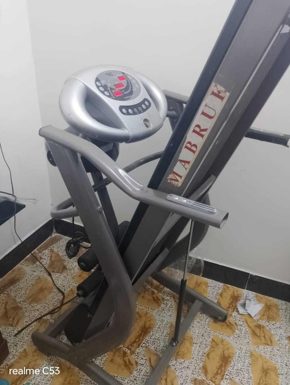 جهاز جري نظيف كله شغال يتحمل وزن ١٦٠ كيلو مكاني بغداد الثعالبه *********** السعر ٢٥٠ وبي مجال
