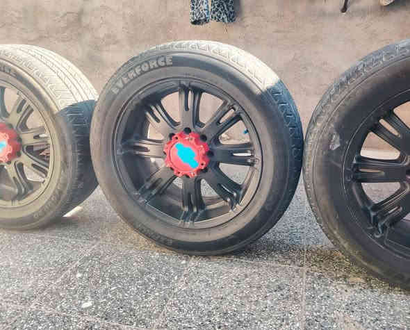 سلام عليكم تخم تاير 20 ويل كب 20 تخم كامل
ستعمال قليل اخو اخوجديد 
سعر 400 وبيهن مجال 
رقم ***********
