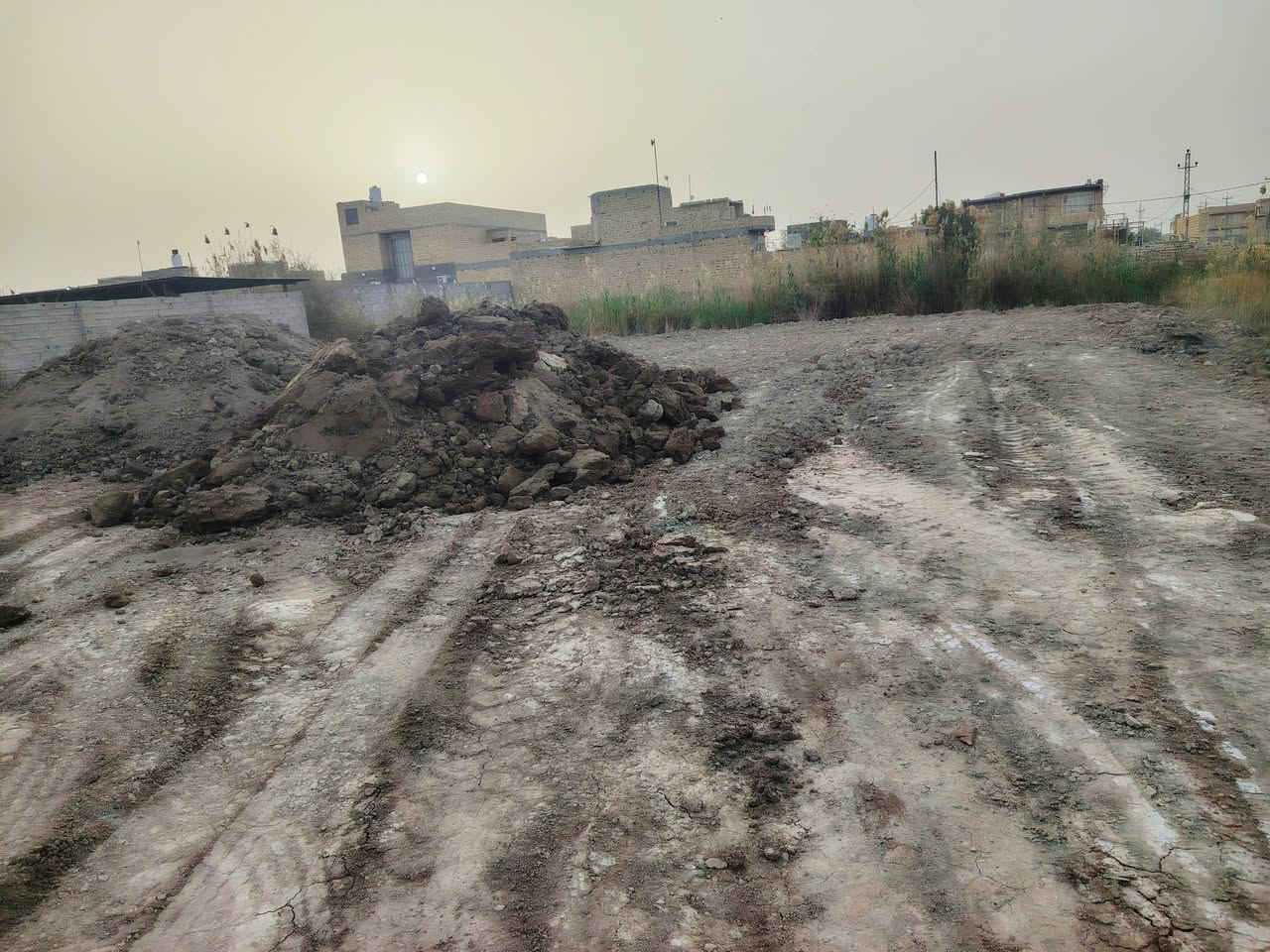 قطعة للبيع زراعي 240م تقع على شارع 30م  مخدومة ماي كهرباء مجاري  التبليط النازل يبعد عليه 50م .....  وعن الشارع العام ..150م .... الموقع حي الجوادين قرب مدرسة شريف الرضي ...لاستفسار ***********اتصال +واتساب  نستقبل جميع العروض في مكتبنا الكائن في حي الجوادين قرب مدرسة شريف الرضي
