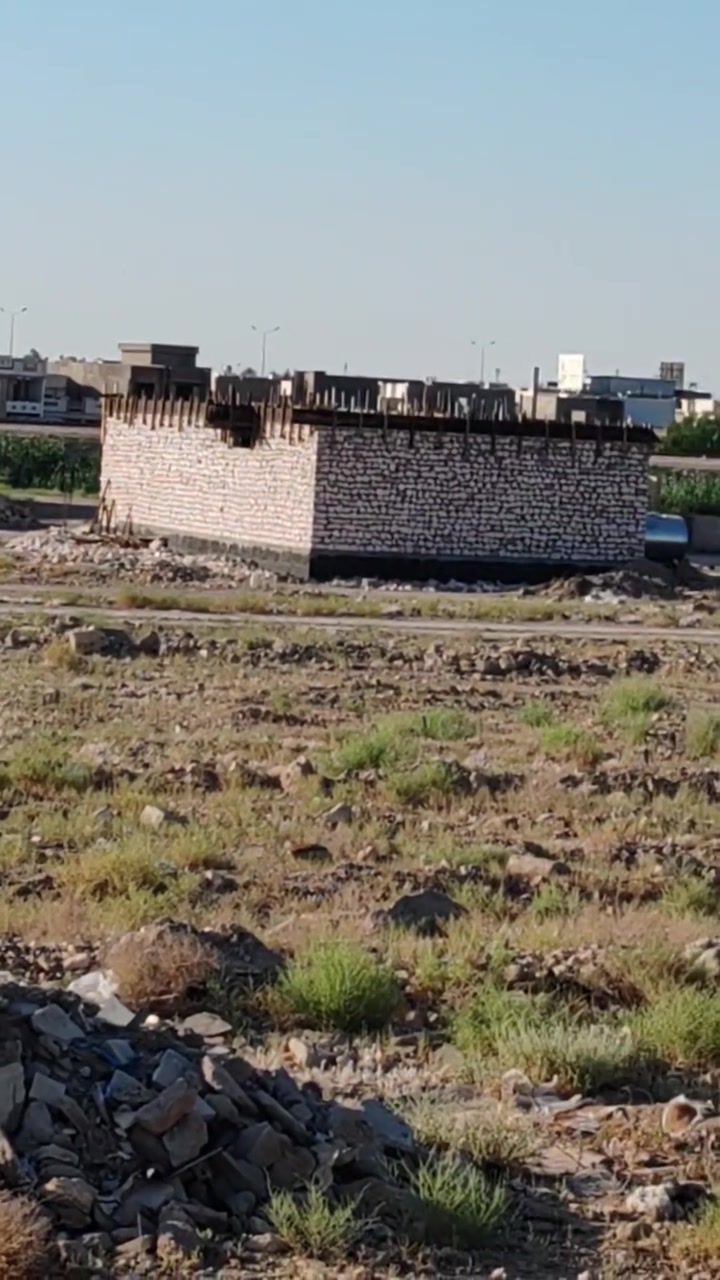 🏡 قطعة ارض طابو صرف أقرب منطقة سكنية مناسبة على مركز الرمادي وخلف مستشفى الرازي وب40 فقط و200م وشارع 10 ومي وكهرباء وسكن دقيقتين بس عن منطقة الملعب و10 دقايق عن شارع المستودع ويسموها الزراعة الثانية وجوارينك كلهم ولد مناطق حي الضباط والملعب بس تبني🧱 الأرض جاهزة والمنطقة مسكونة🏘️🏘️ 

***********
