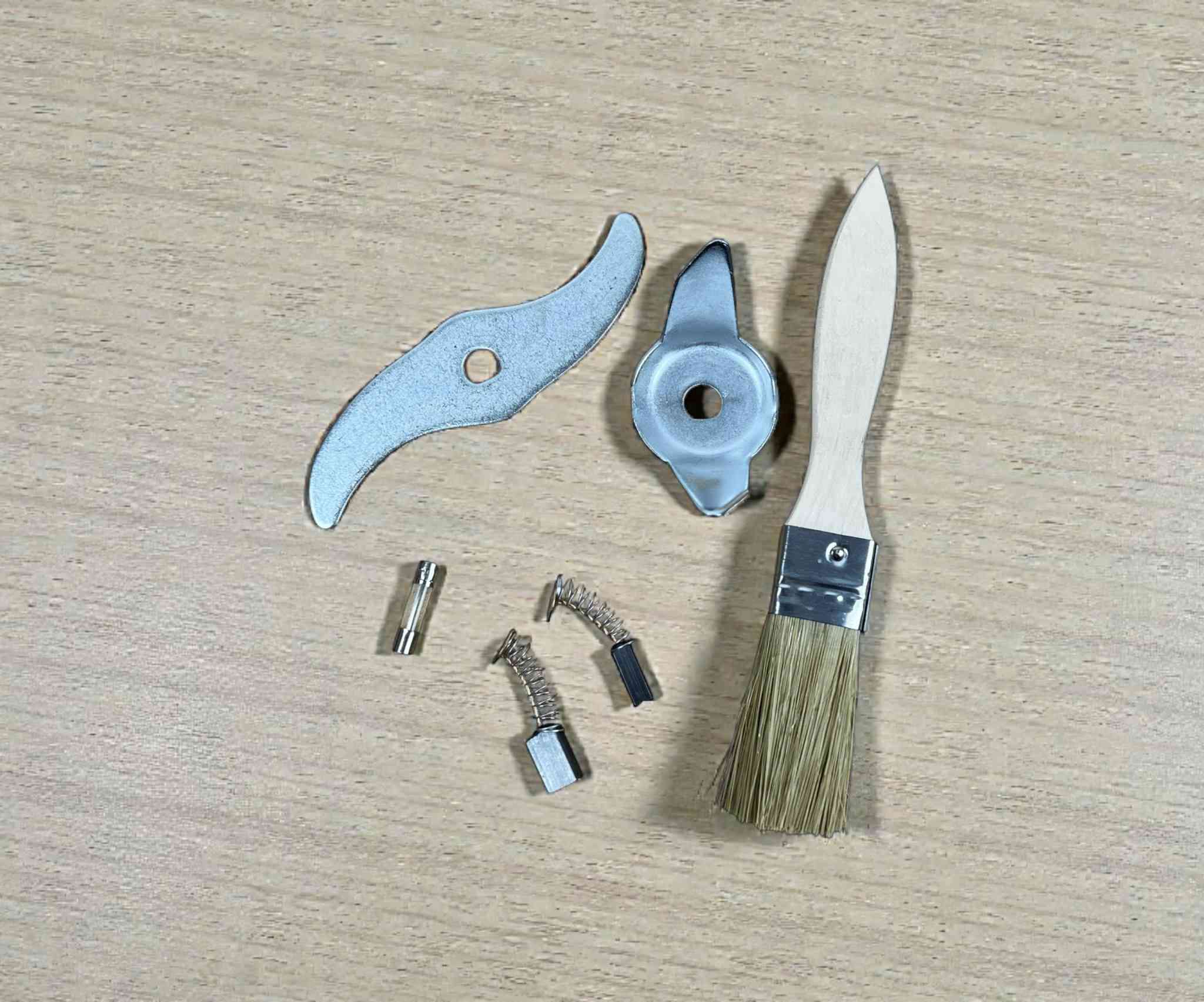 طاحونة قهوة ومكسرات كهربائية ستانلس ستيل السعر (30,000) دينار عراقي سعر التوصيل بغداد (3000) وسعر التوصيل لباقي المحافظات (5000) الكمية محدودة سارعو في الحجز على الرابط الوتساب https://wa.me/+9647764985426                            الموصفات               طاحونة قهوة ومكسرات كهربائية ستانلس ستيل – 1200 واط
(الاستخدامات)
طحن حبوب القهوة بسرعة وكفاءة.
طحن المكسرات بأنواعها (لوز، جوز، بندق…).
طحن البهارات الجافة والأعشاب.
تحضير مساحيق ناعمة للاستخدام المنزلي أو التجاري الخفيف.
(المميزات)
محرك قوي بقدرة 1200 واط مصنوع من النحاس (Copper Motor) لأداء ثابت وقوي.
سعة طحن تصل إلى 100 غرام مناسبة للاستخدام اليومي.
شفرات طحن معدنية حادة مصممة لطحن سريع ومتجانس.
حجرة طحن من الستانلس ستيل المقاوم للصدأ، آمنة وصحية.
نظام أمان يمنع التشغيل إلا بعد إغلاق الغطاء بإحكام.
زر تشغيل سهل مع إمكانية التحكم بدرجة الطحن حسب مدة التشغيل.
تصميم عملي مع مقبض علوي لسهولة الحمل.
طول سلك الكهرباء 90 سم مناسب للاستخدام على الطاولة.
يعمل على الكهرباء المنزلية مباشرة 220V  50Hz.
حاصل على شهادات جودة وسلامة (ISO9001).
محتويات الصندوق
طاحونة قهوة ومكسرات كهربائية.
شفرة طحن مركبة.
فرشاة تنظيف.
زوج فحم (Carbon Brush).
كتيب تعليمات التشغيل.
(الملاحظات)
مخصصة للمواد الجافة فقط (لا تُستخدم للسوائل).
يُنصح بعدم التشغيل المتواصل لفترات طويلة للحفاظ على عمر المحرك.
يتم تحديد نعومة الطحن حسب وقت التشغيل.
