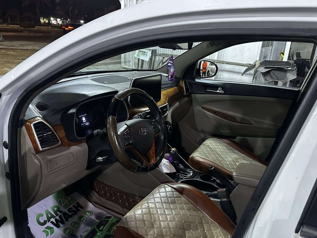 سلام عليكم توسان ٢٠١٩ ماشيه ٩٥ الف 
مواصفات كشنات ٢ كهرباء 
كشنات جلد
كامره امامي خلفي 
دشبول وبيبان صاج 
ويل الكبير سبير كبير 
٥ عدسات زنون 
شاشه كبيره وصور كلشي واضح سونار مرفق مع منشور ستعمال شخصي مال بيت 
مكان بغداد السعر ١٨٠ بيه مجال
رقم تلفون ***********
