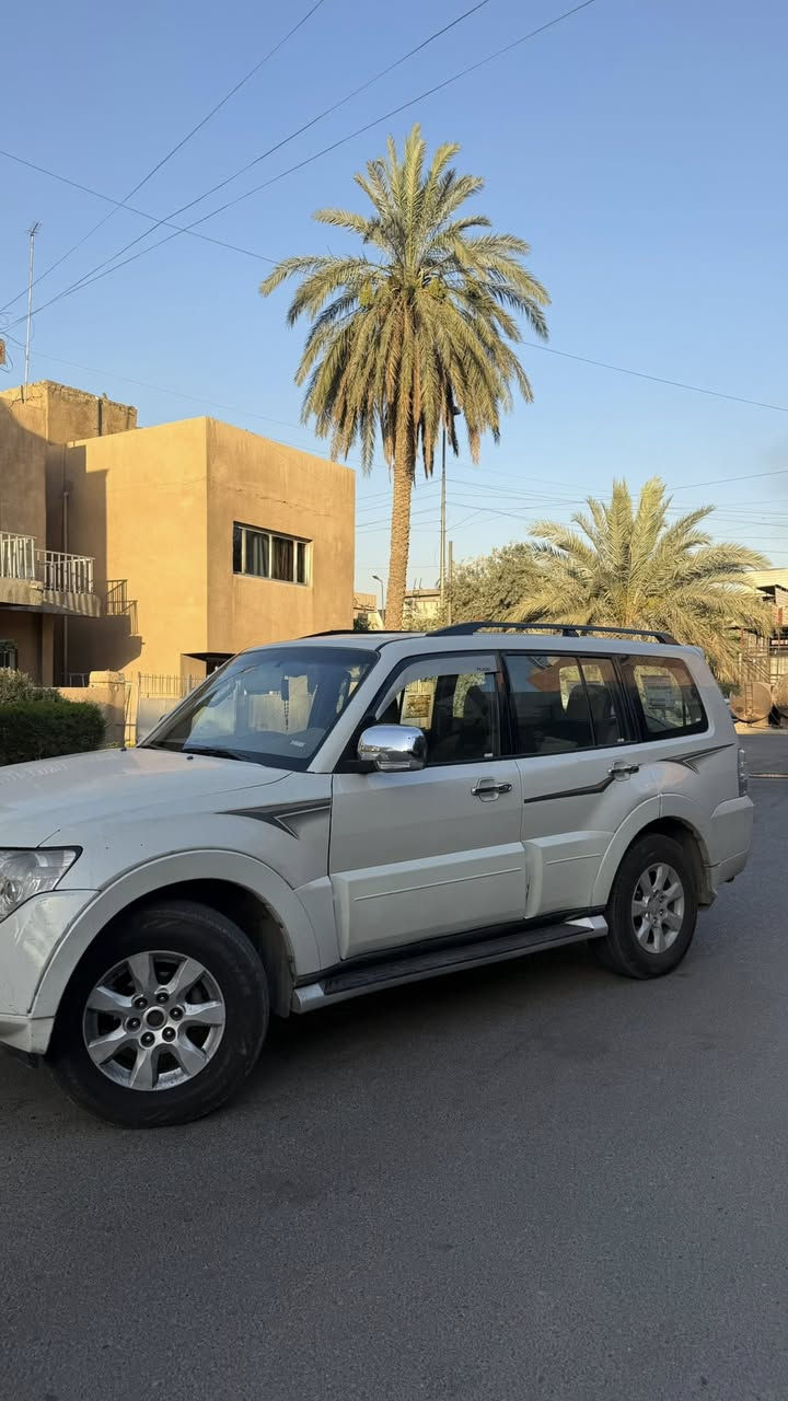 السلام عليكم
باجيرو خليجي 2010 حبتور

المواصفات:
فور ويل اربع مودات 
فتحه بنوراما
كشن جلد وكشنين كهرباء
7 راكب 
3قطع تبريد 
مري شفط - واشاير مري 
محرك 3600 - 6 سلندر
وبعد بيها كومة مواصفات
رقم بغداد السياره بسمي وتحويل ثاني يوم

حالة السياره:
بيها صبغ بالبنيد على كد شبر
وجاملغ نص كلير

العنوان: بغداد المشتل
رقم: ***********
رقم: ***********
