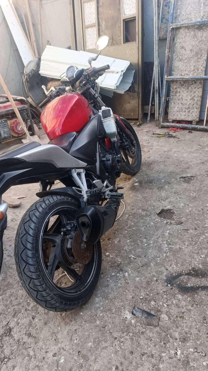 سلام عليكم  من رخصت الادمن
هوندا ياباني 250cc//  من نزلتها من حاويه محرك بي خشونه قليله بس ما عليه مشيت بيها 160 سسب البيع ضروف 
دراجه كلشي مابيه وشغاله وترايك للبصره
للبيع او مراوس حسب القناعه 
***********
