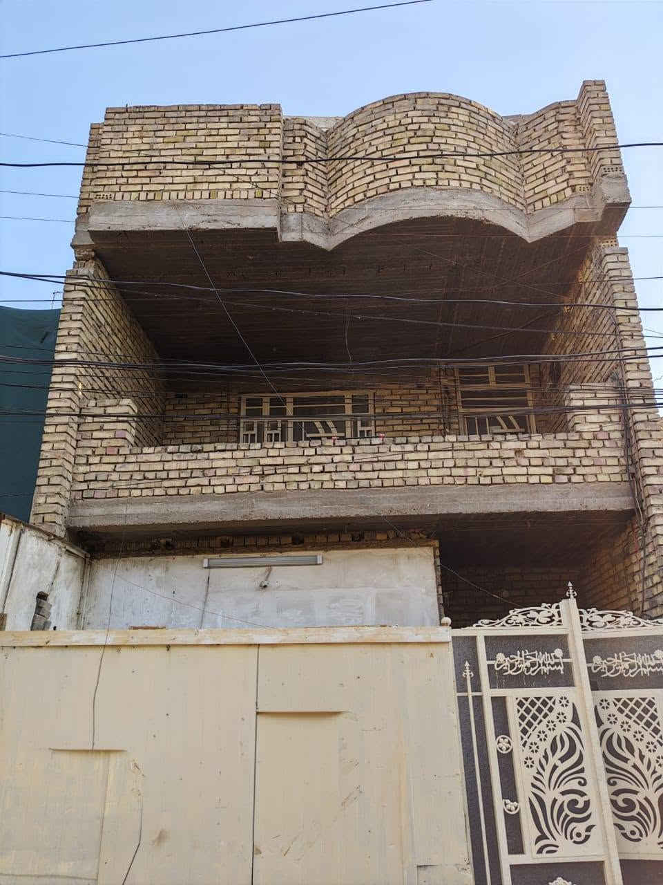 🏡 بيت للبيع – أم الكبر والغزلان
📍 المساحة: 150 م²
📏 الواجهة: 6 م | النزال: 25 م

✨ يتكون من طابقين:
🔹 الطابق الأول: استقبال، صالة كبيرة، مطبخ كبير، غرفة نوم، حمامان مع صحيات.
🔹 الطابق الثاني: 3 غرف نوم، مطبخ كبير، حمامان مع صحيات.

🛠️ ملاحظة: البيت نظافته 70%، ويوجد بعض النواقص في الأرضية مع رطوبة.

📞 للاستفسار: ***********
