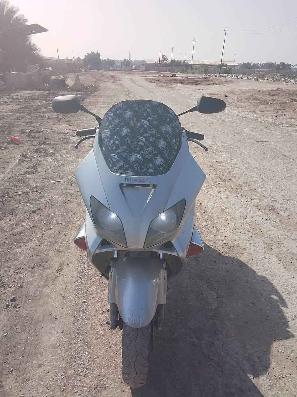 زعفرانيه
***********
ابيعلك كوم حديد شغال تشغل وتطلع كوم حديد حتى لاتعبني بتفاصيله
بيه 
خمده
ستان تعليك مكسور
وبريك خلفي يمكن دهن
جوزه عاطله مسويله دكمه بدال جوزه
 مكاتبه وكفالة سرقه
375
بيع مراوس
