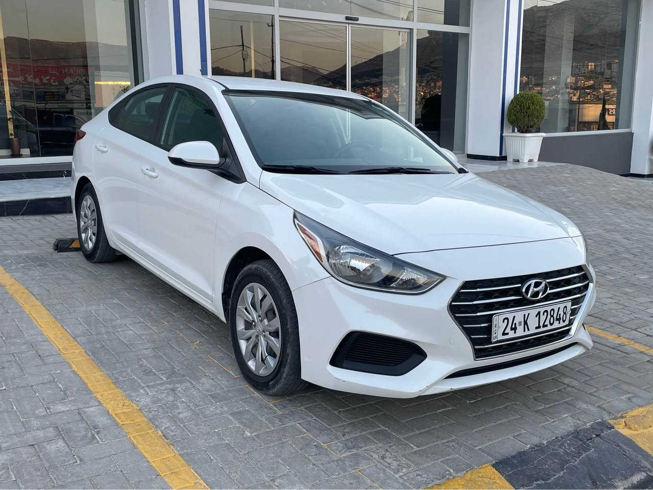 Hyundai accent 
موديل ٢٠٢٢
وارد امريكي 
ماشية ٤١ الف ميل
موصفات SE
رقم شاصي : 3KPC24A68NE172423
سيارة گير و محرك بشرط
سيارة بدون صبغ بيها فقط تعديل بارد بدون دواخل و إرباكات بشرط
سعر ١٢٠ $ و بيها مجال 
مكان سيارة دهوك 
للاستفسار : *********** دهوك, العراق
